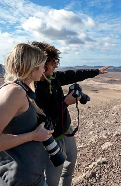 Zwei Personen mit Kameras beim Fotografiekurs in der Landschaft Fuerteventuras