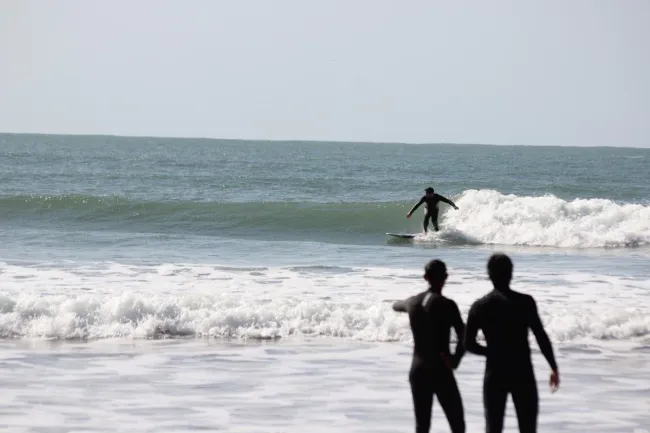 Mann surft rechte Welle in Essaouira