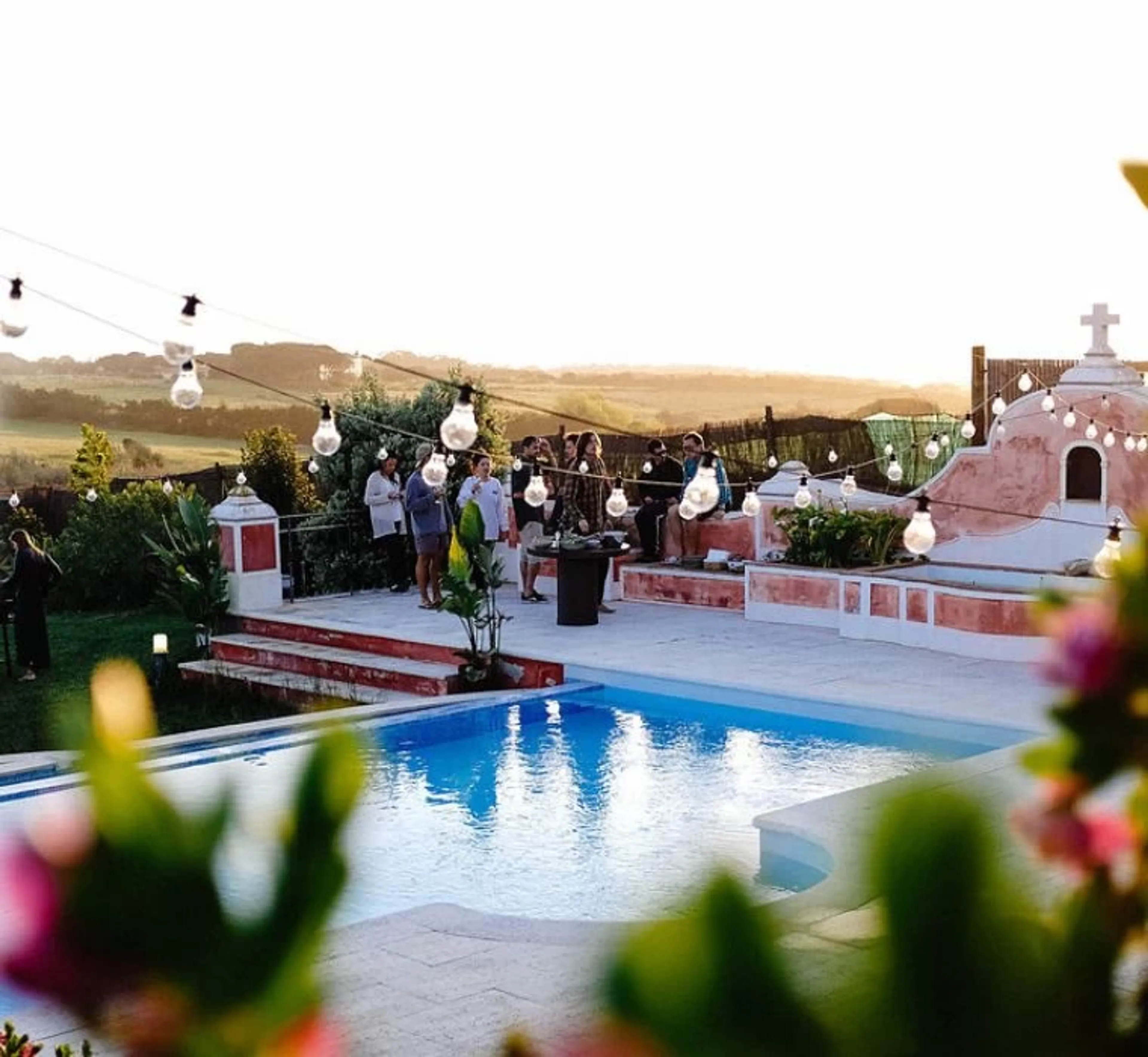 Blick von oben auf das Surfhaus in Sintra mit Pool