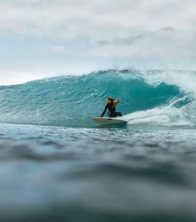 Erfahrener Surfer beim Turn am Surfspot in Nordspanien