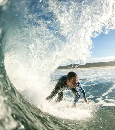Erfahrener Surfer in einer Barrel in Frankreich