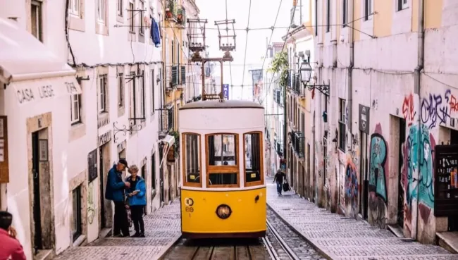Bekannte Straßenbahn fährt durch die Gassen Lissabons