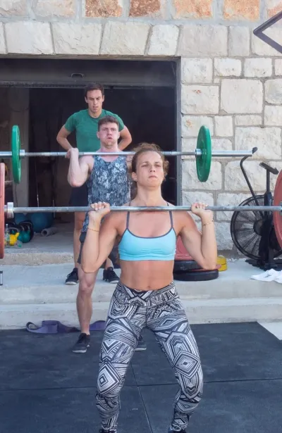 Gruppe beim Training mit Hanteln