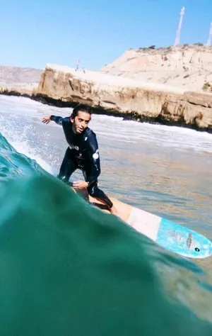 Mann surft Welle in Marokko