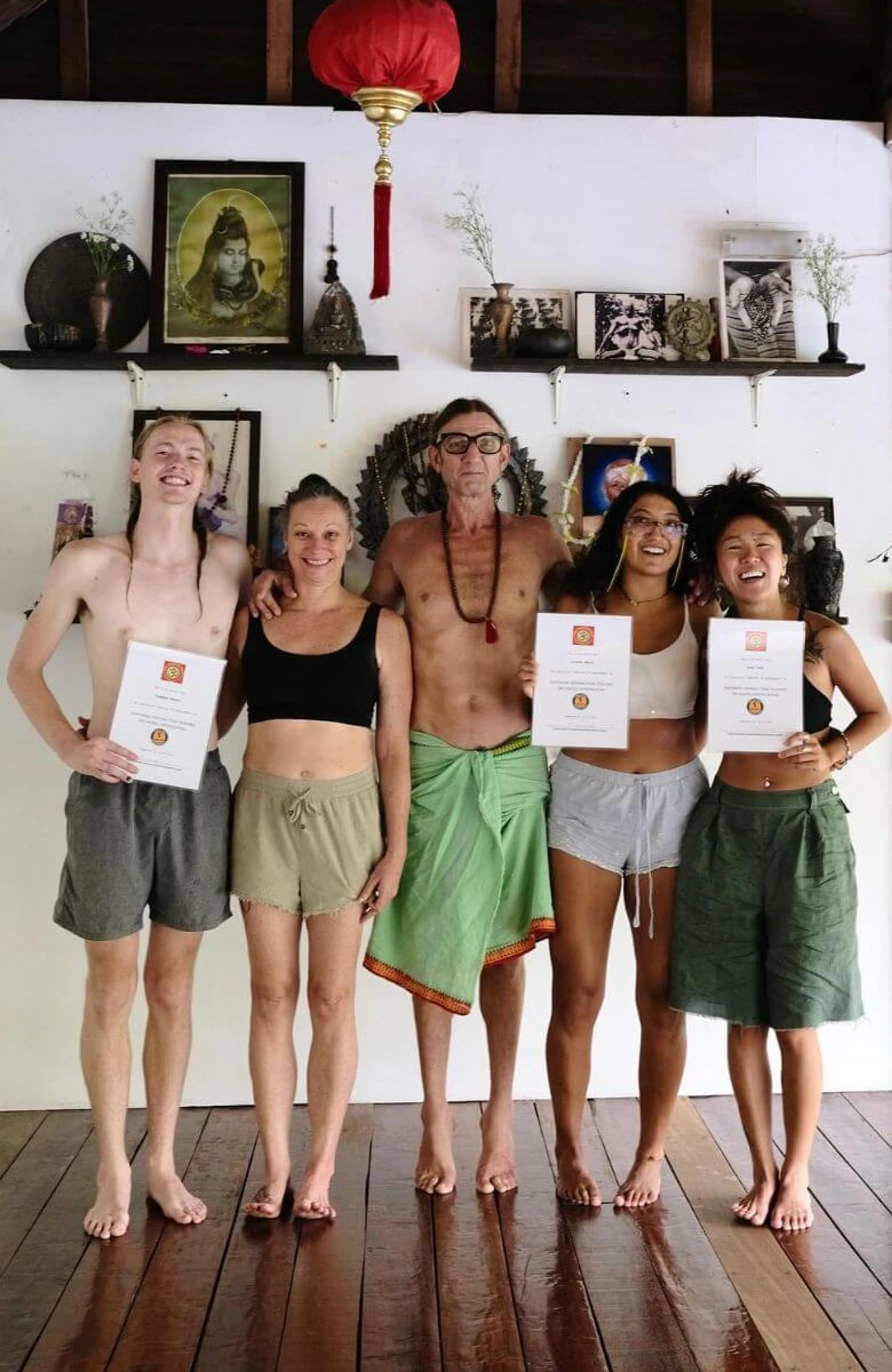 Gruppe mit Zertifikat nach Abschluss des Yoga Teacher Trainings