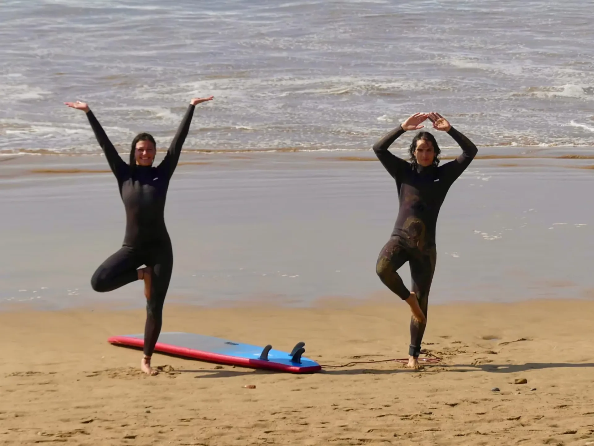 Surfen, Yoga und Küstenabenteuer am Atlantik