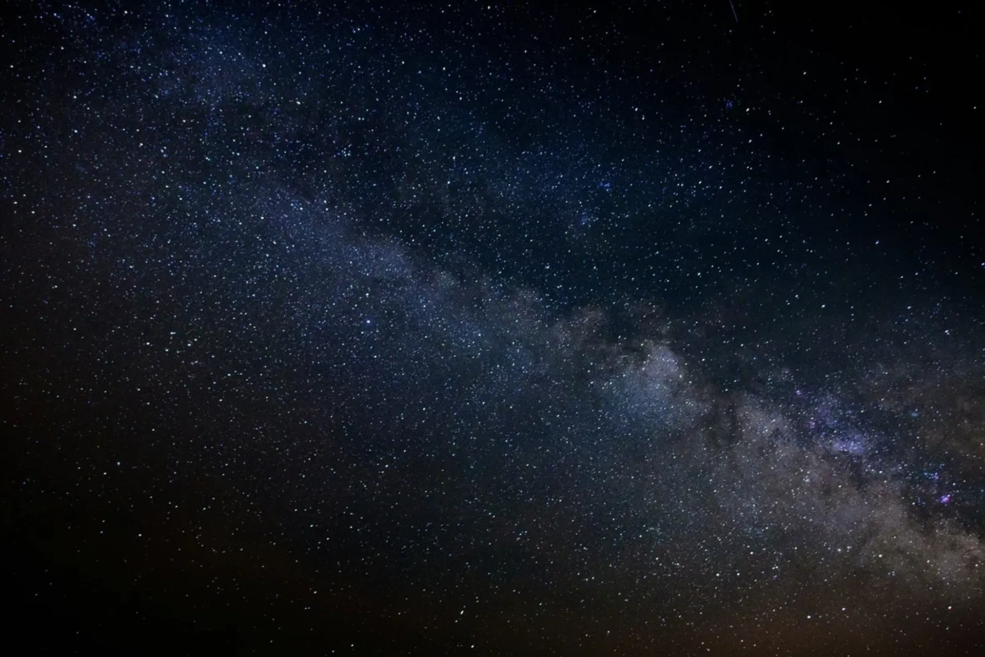 Sternenklare Auszeit: Yoga und Sternschnuppen über den Bergen