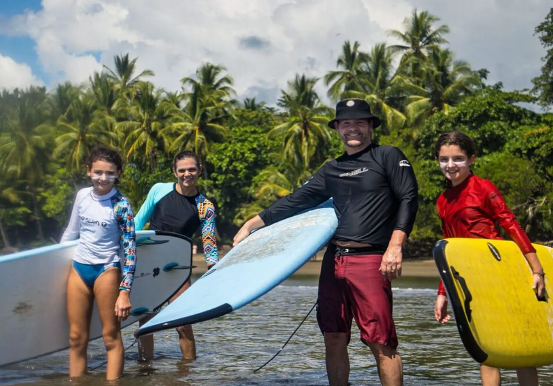 Familiensurfcamp in Costa Rica: Spaß für Klein und Groß!