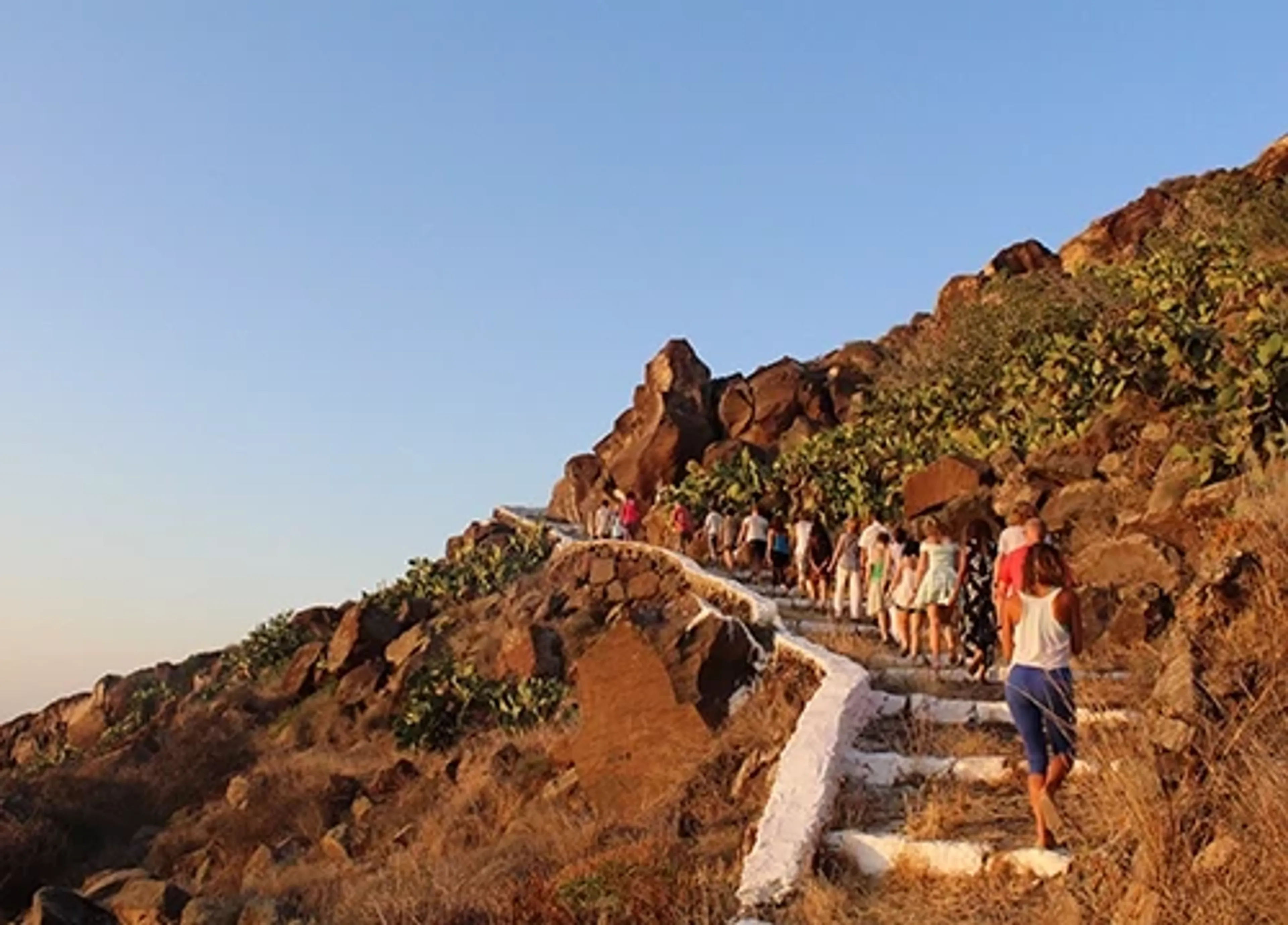 Sonnengrüße auf Santorini: Yoga mit Blick auf die Ägäis - 3