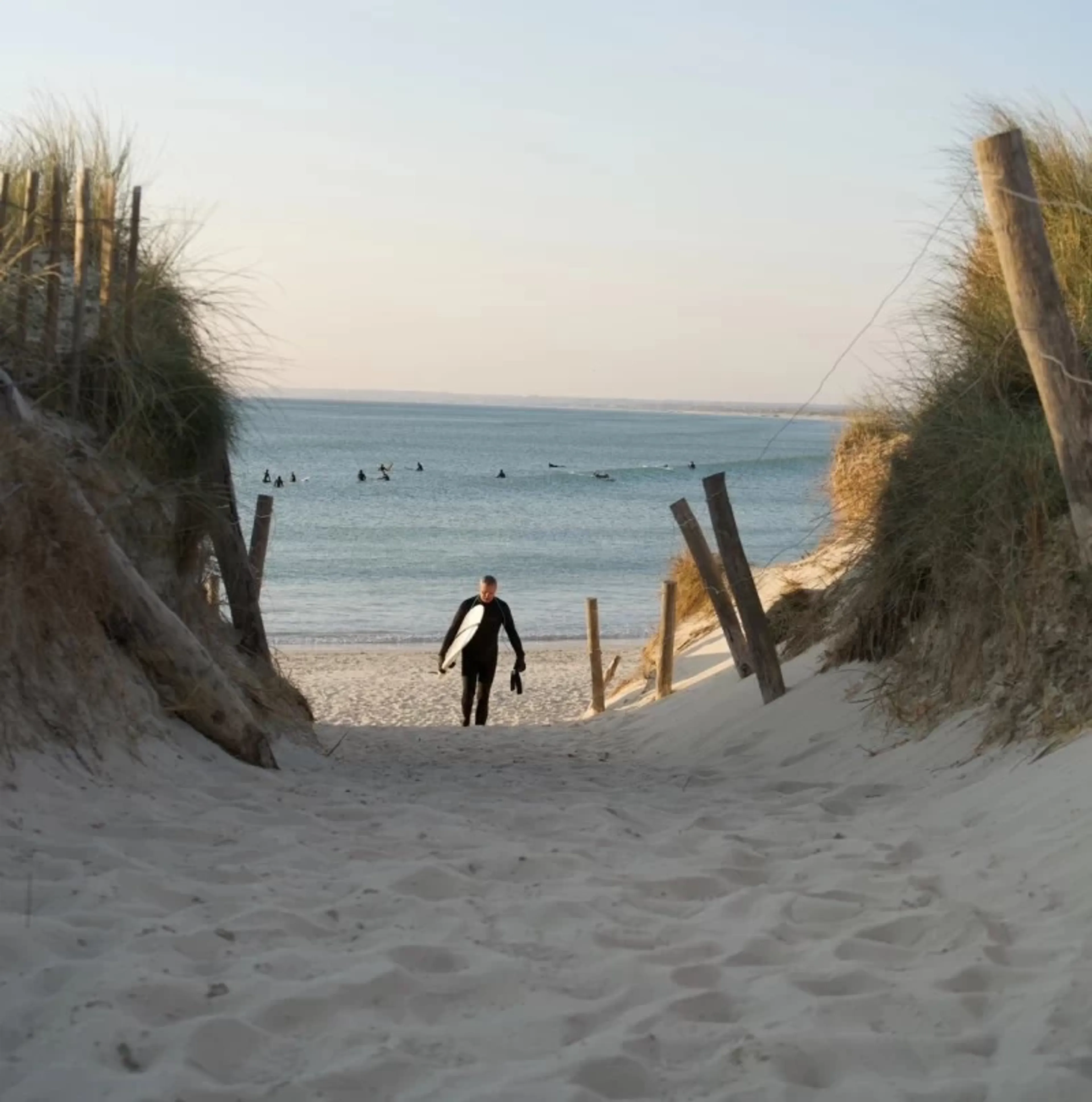Surfen, chillen und neue Leute treffen in den Dünen der Bretagne - 1
