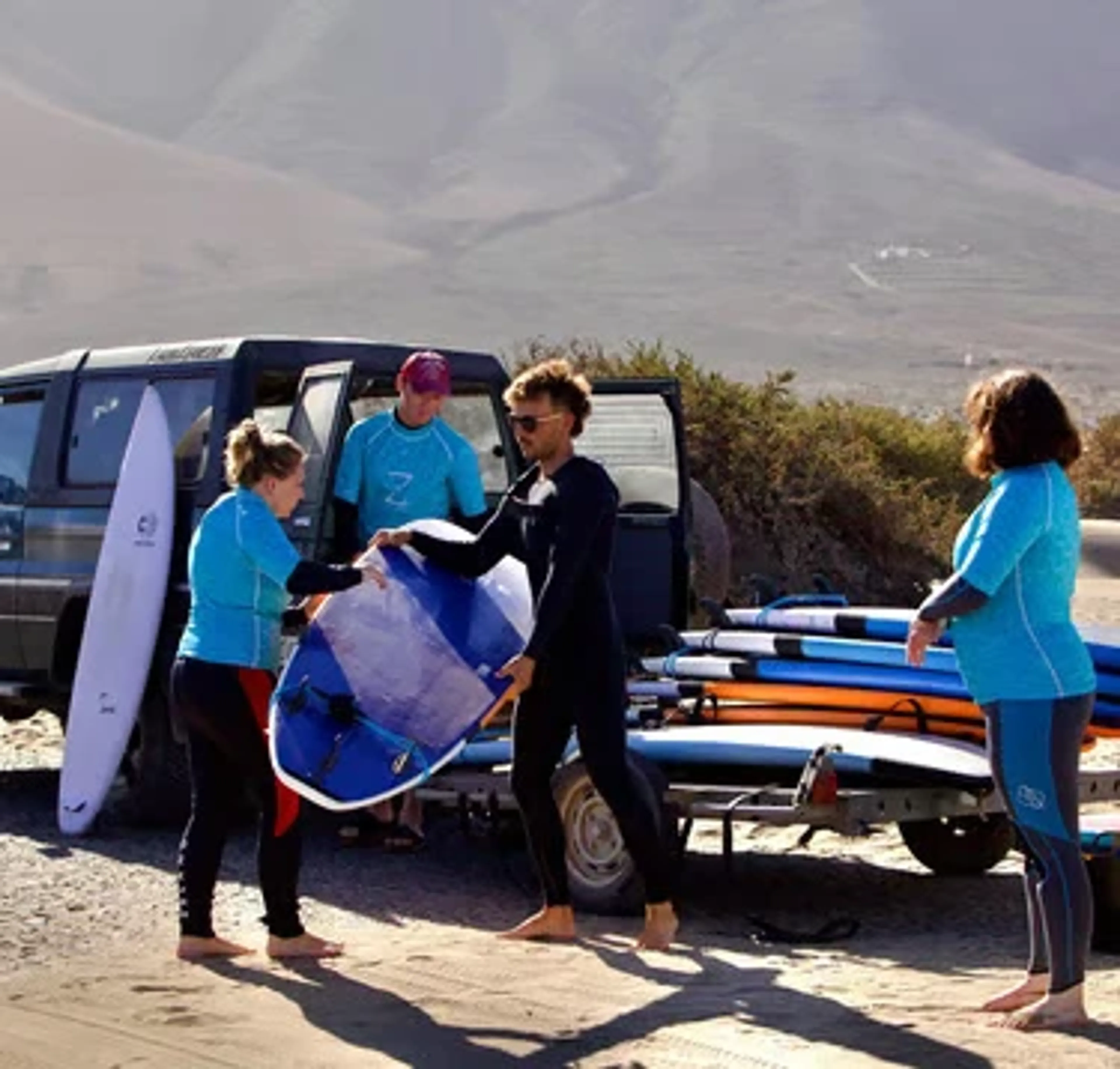 Surfen und Lanzarotes Wellen und Vulkanlandschaft entdecken - 4