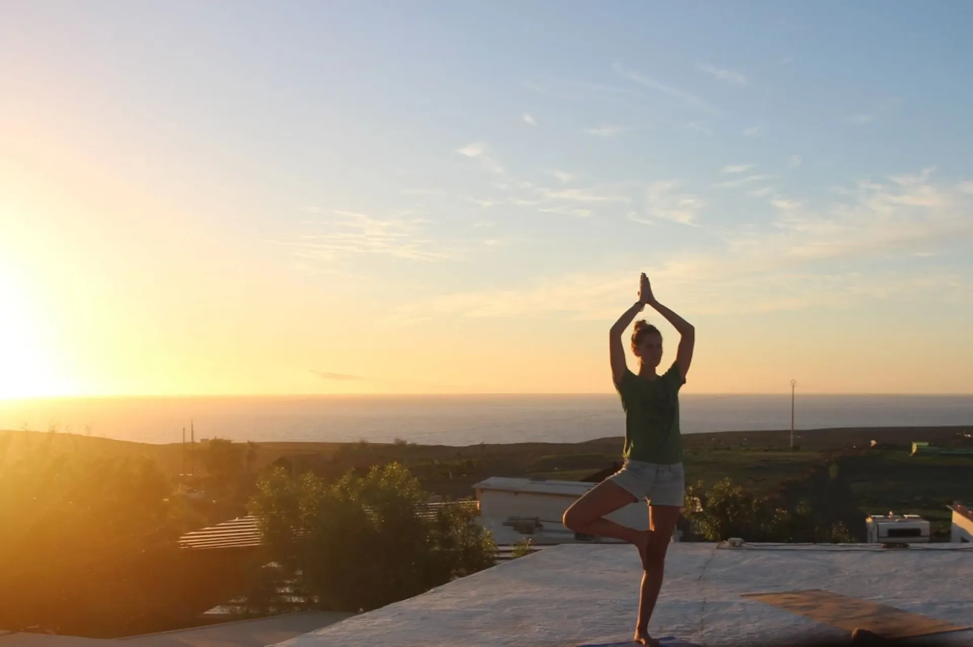 Regeneration unter der Sonne: Yoga & Physiotherapie am Meer