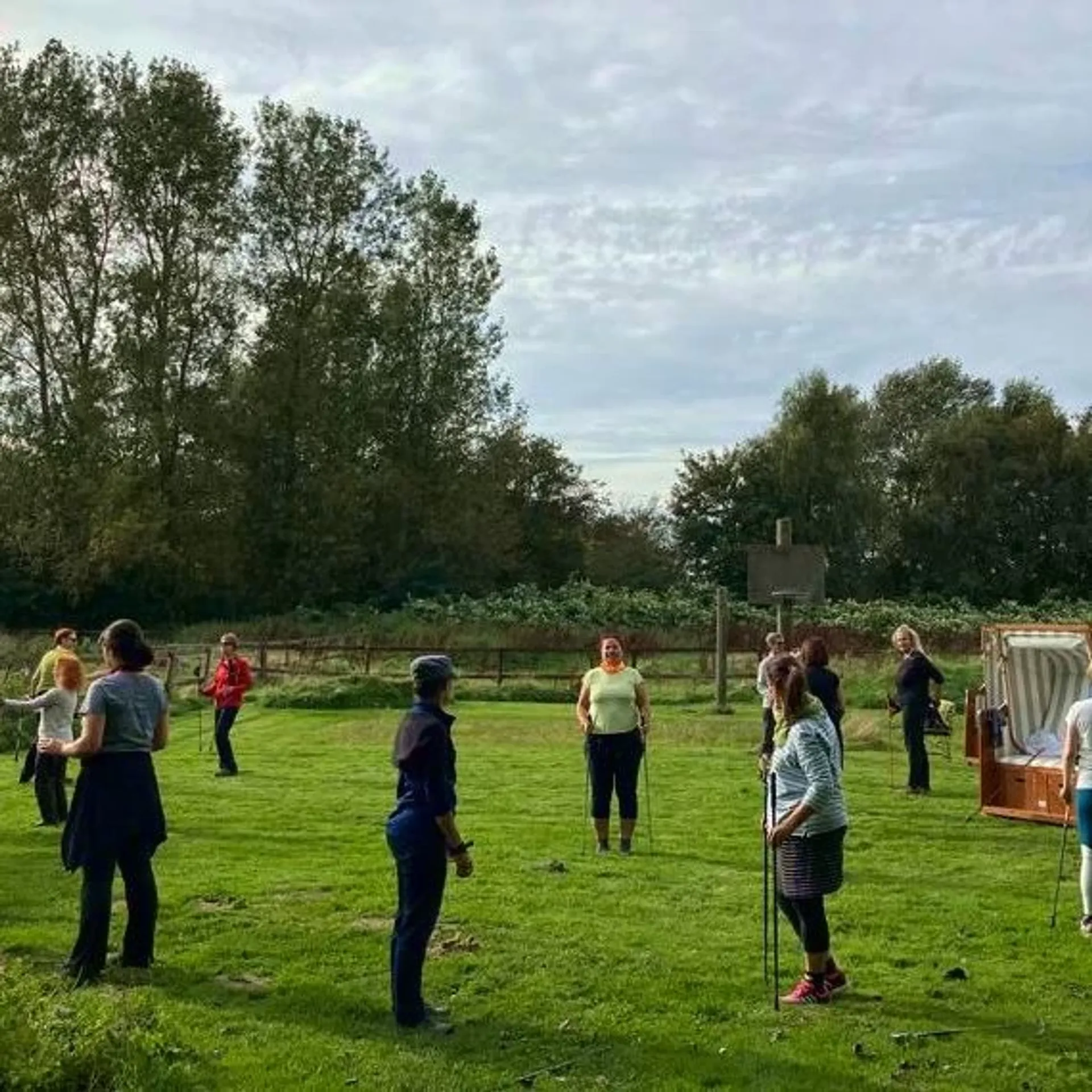 Yoga & Nordic Walking für Frauen: Ein perfektes Duo für Körper & Geist