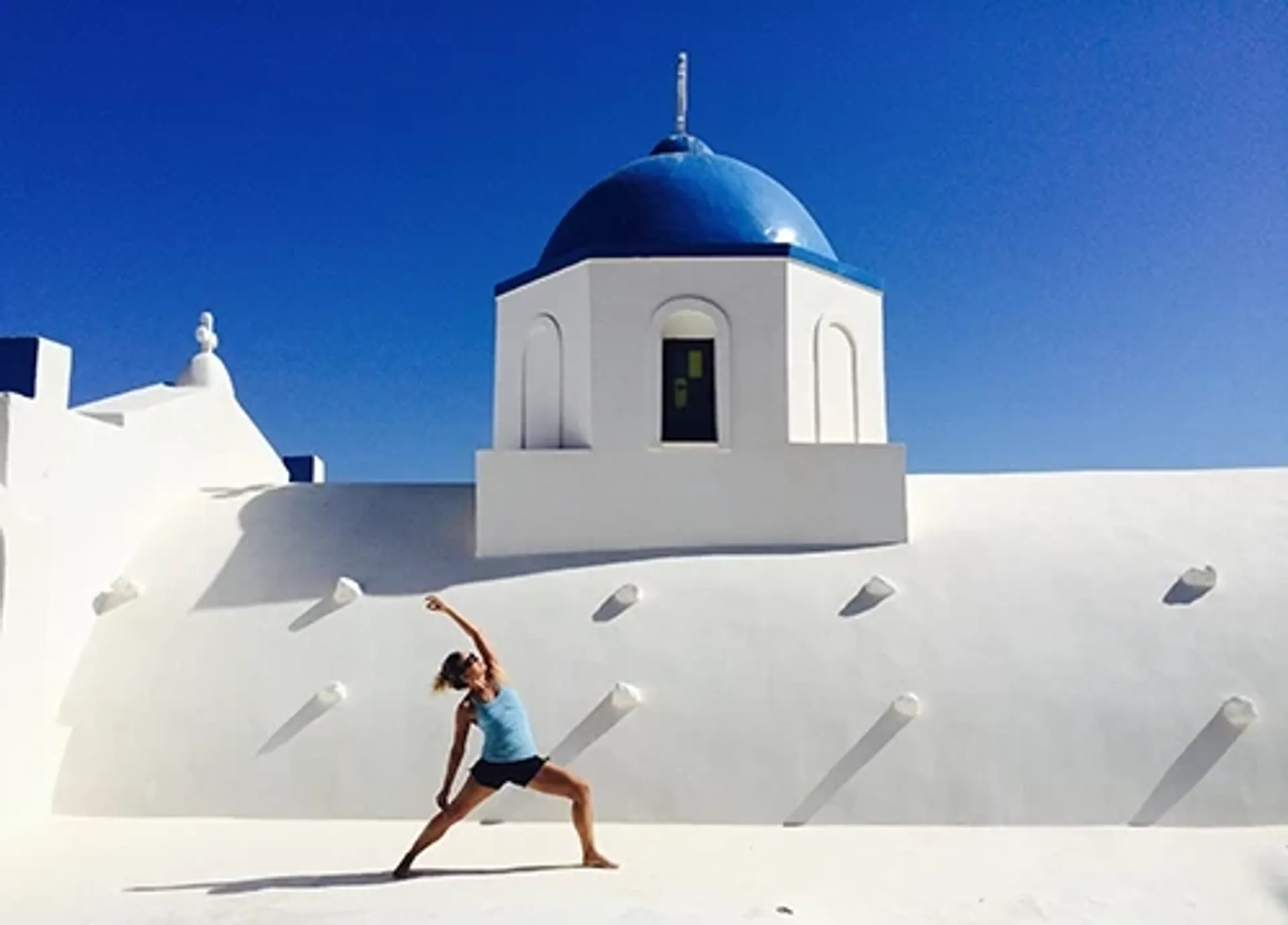 Sonnengrüße auf Santorini: Yoga mit Blick auf die Ägäis - 2
