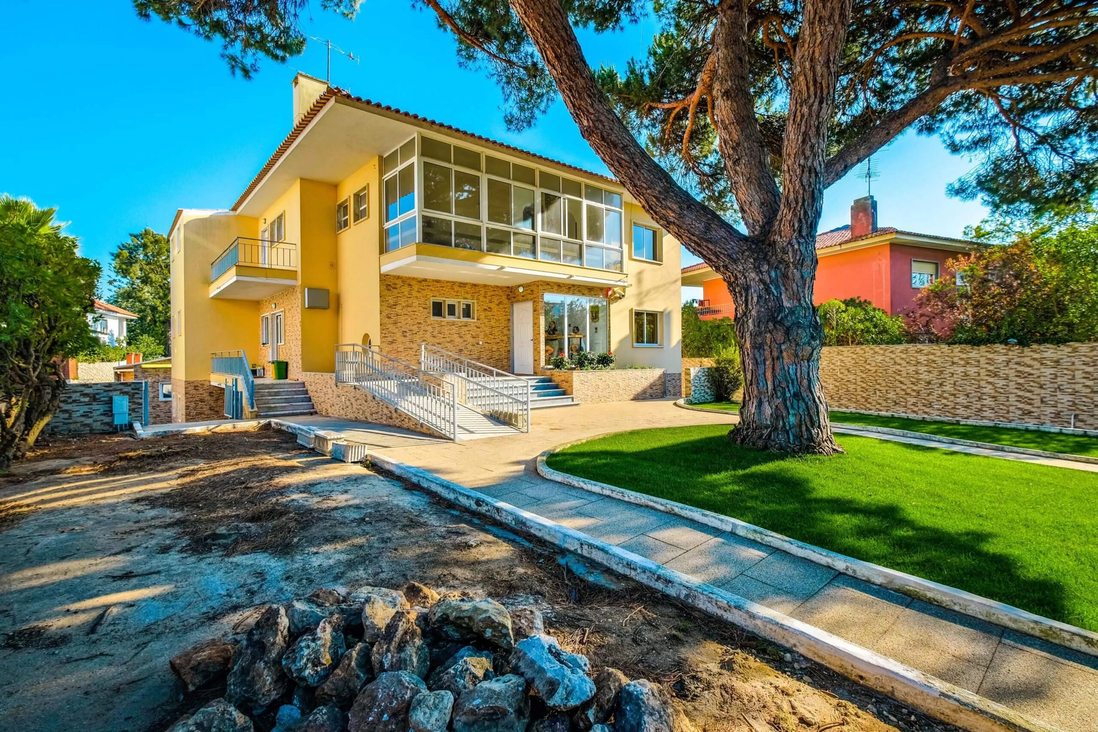 Surfen & Yoga: Verbinde die Magie der Küste mit dem Charme Lissabons - 1