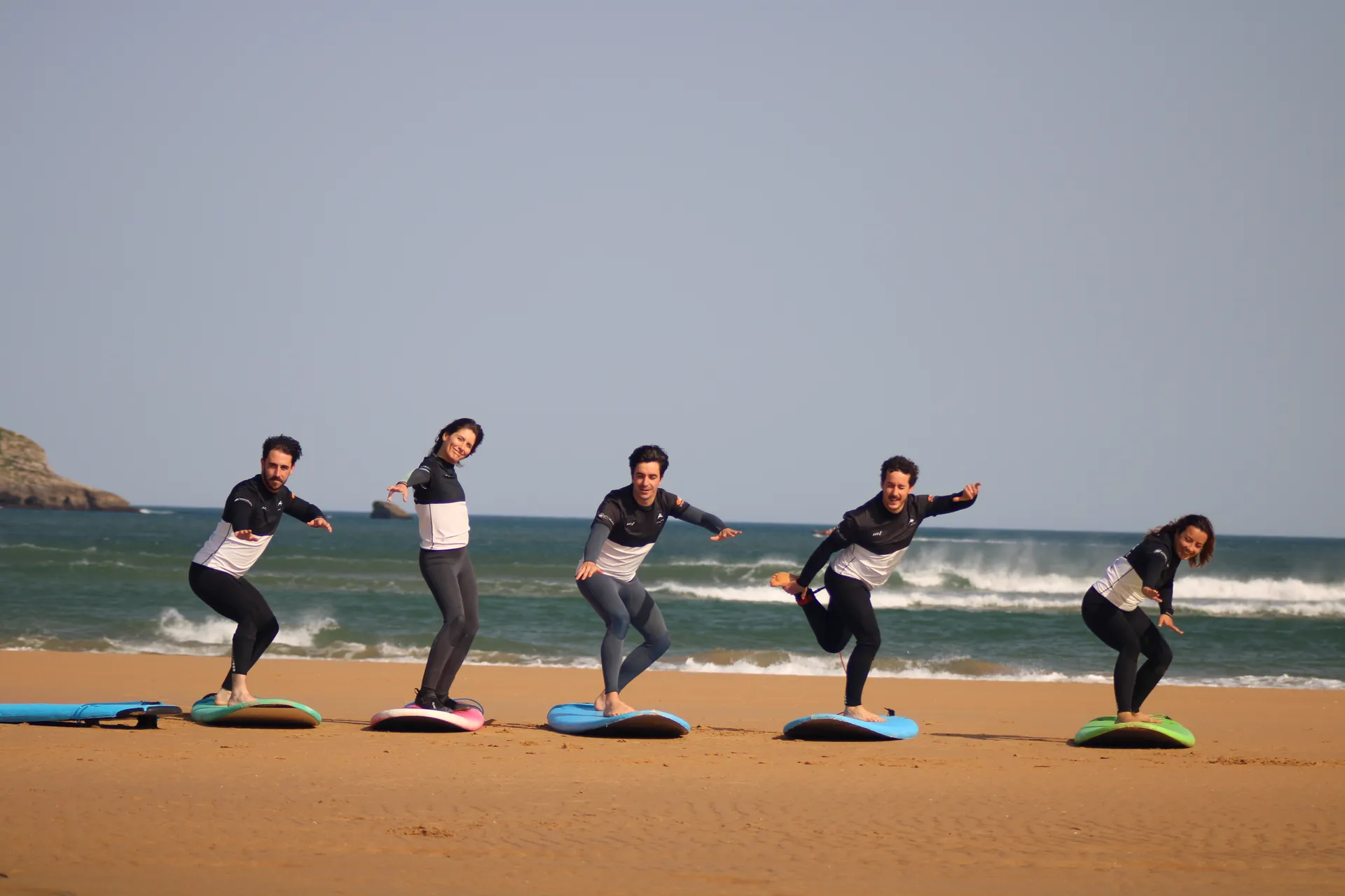 Surfcamp in Kantabrien: Die besten Wellen direkt am Somo Beach