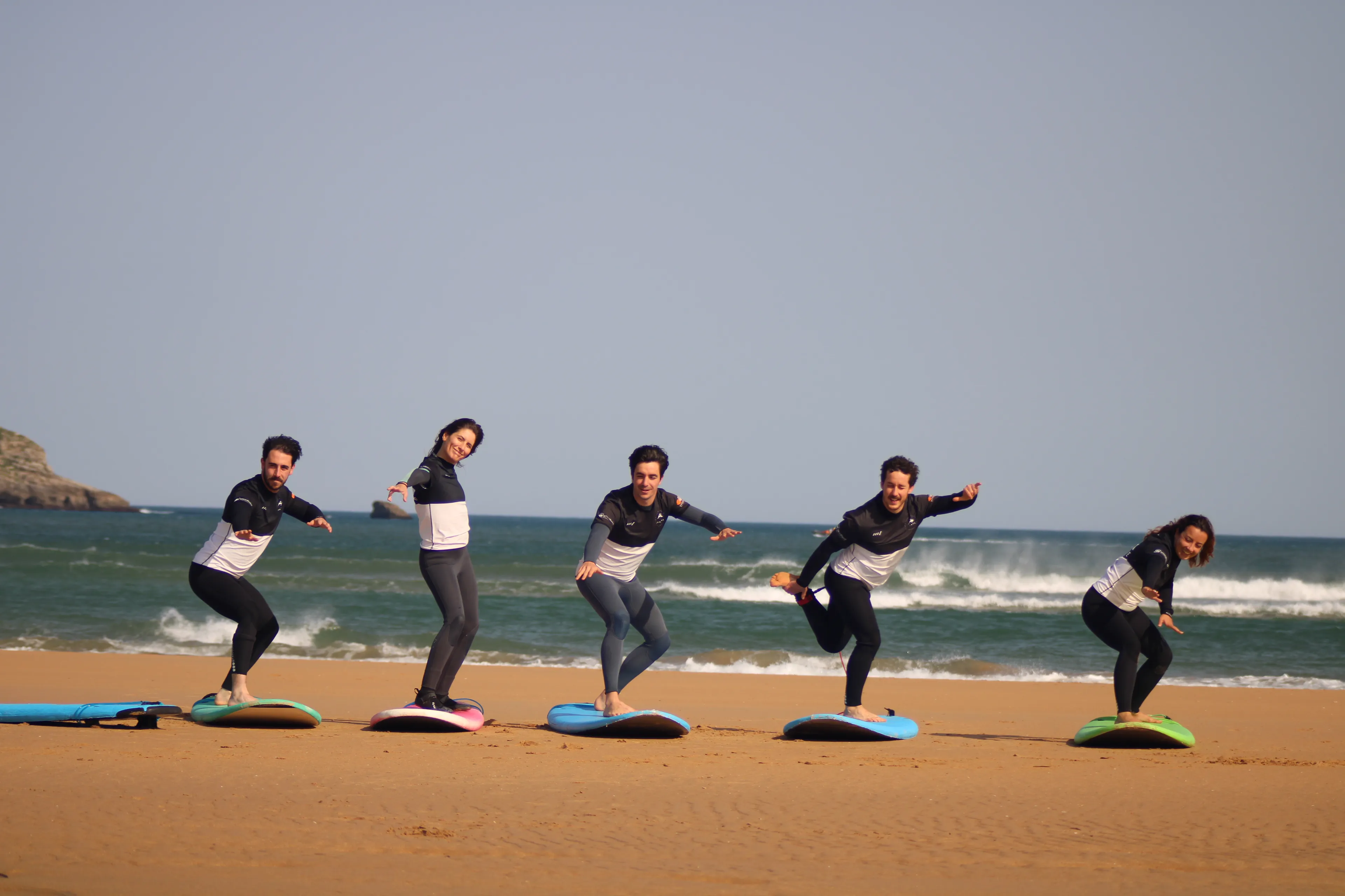 Surfcamp in Kantabrien: Die besten Wellen direkt am Somo Beach - image 1