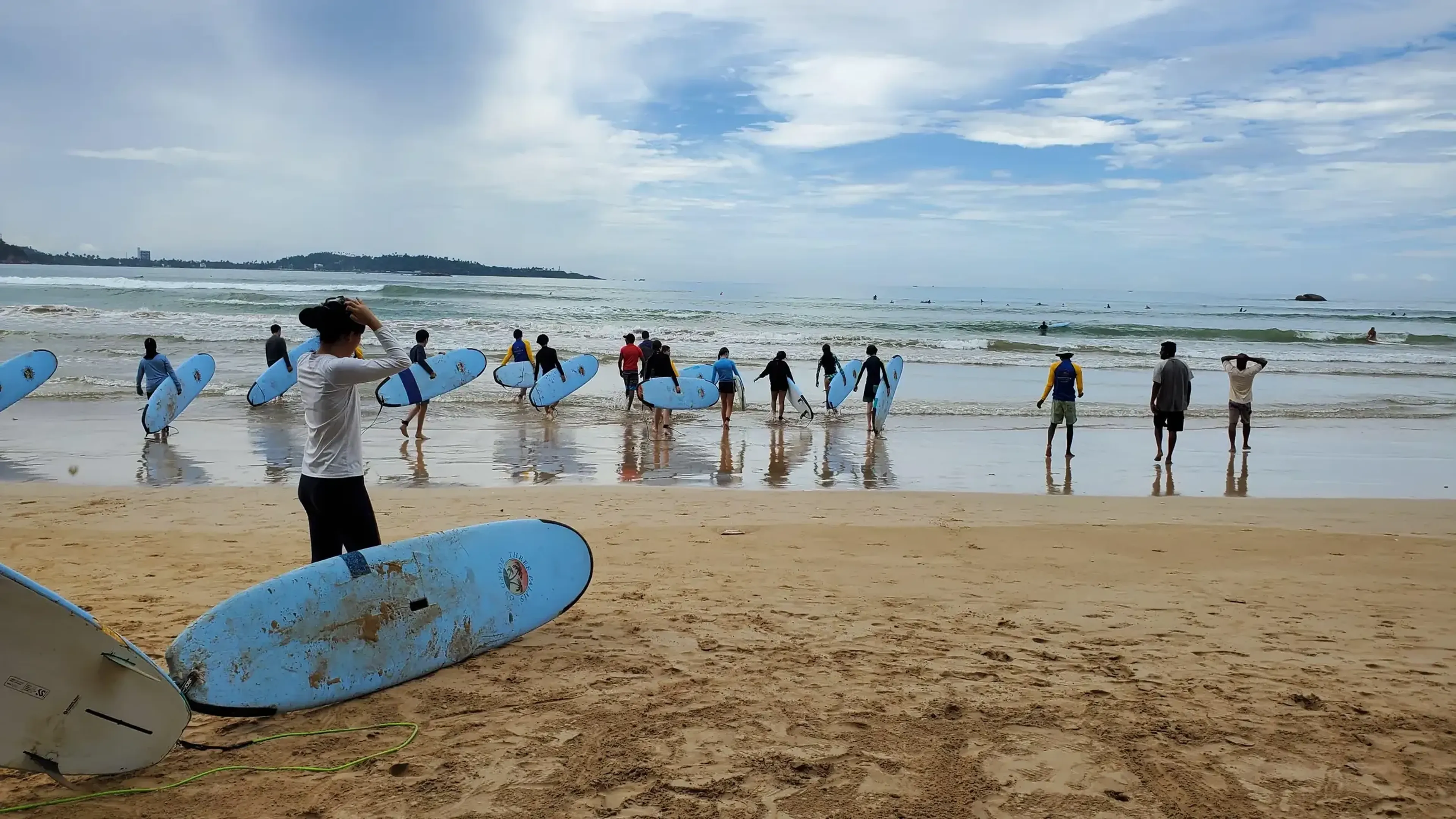 Den ganzen Tag surfen: Meer, Wellen & Community in Weligama - image 1