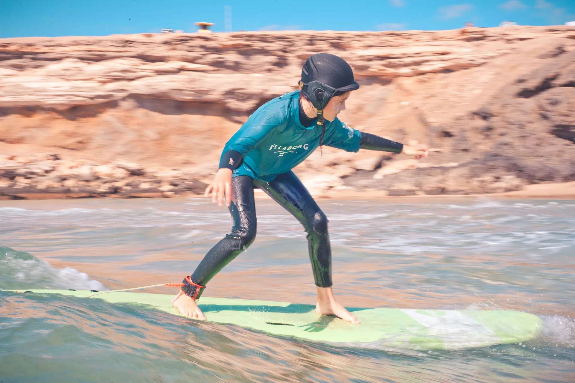 Familien Surfcamp mit Kinderbetreuung am Strand auf Fuerteventura