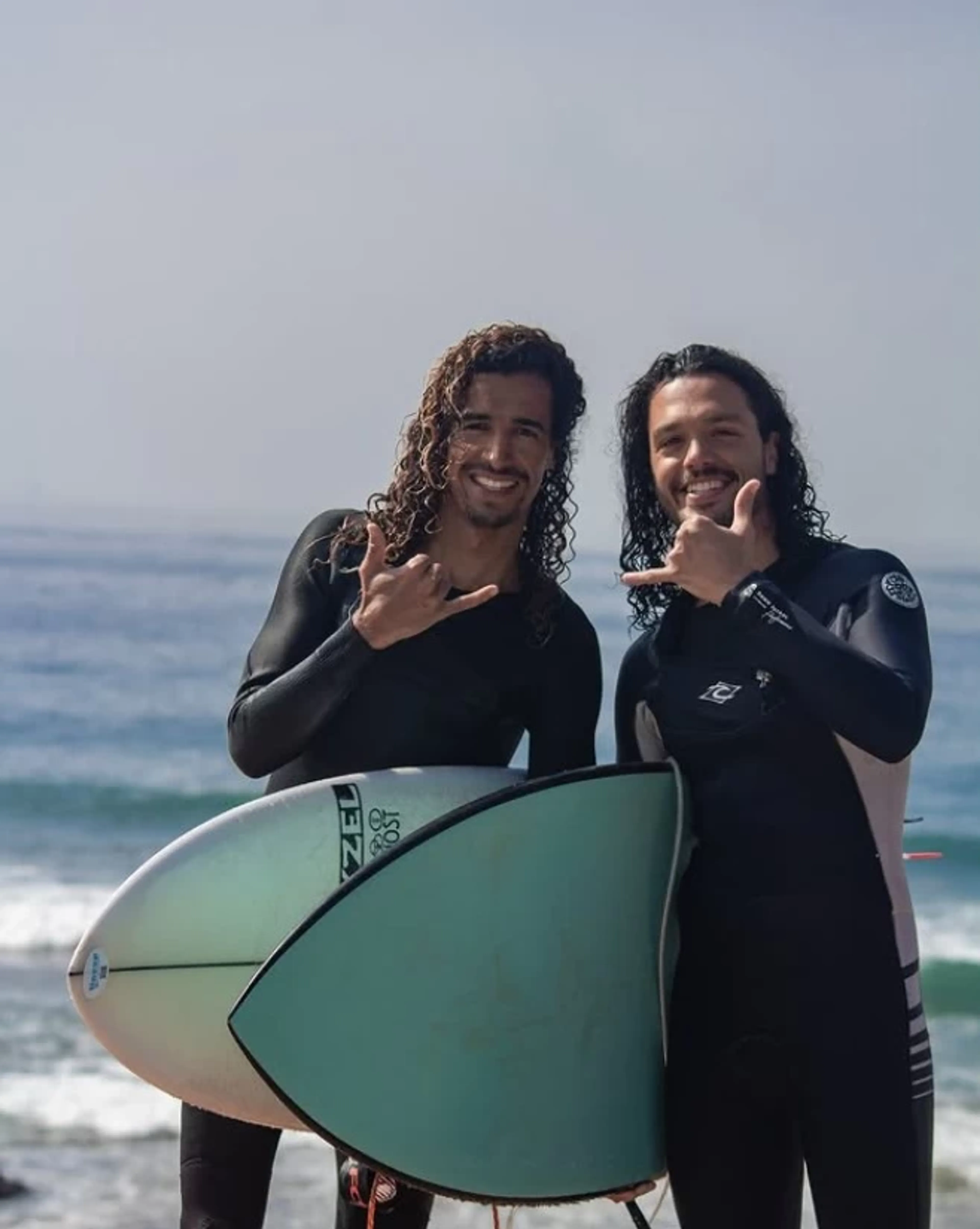 Surf, Sun & Good Vibes: Entdecke die Freude am Surfen und Yoga - 1