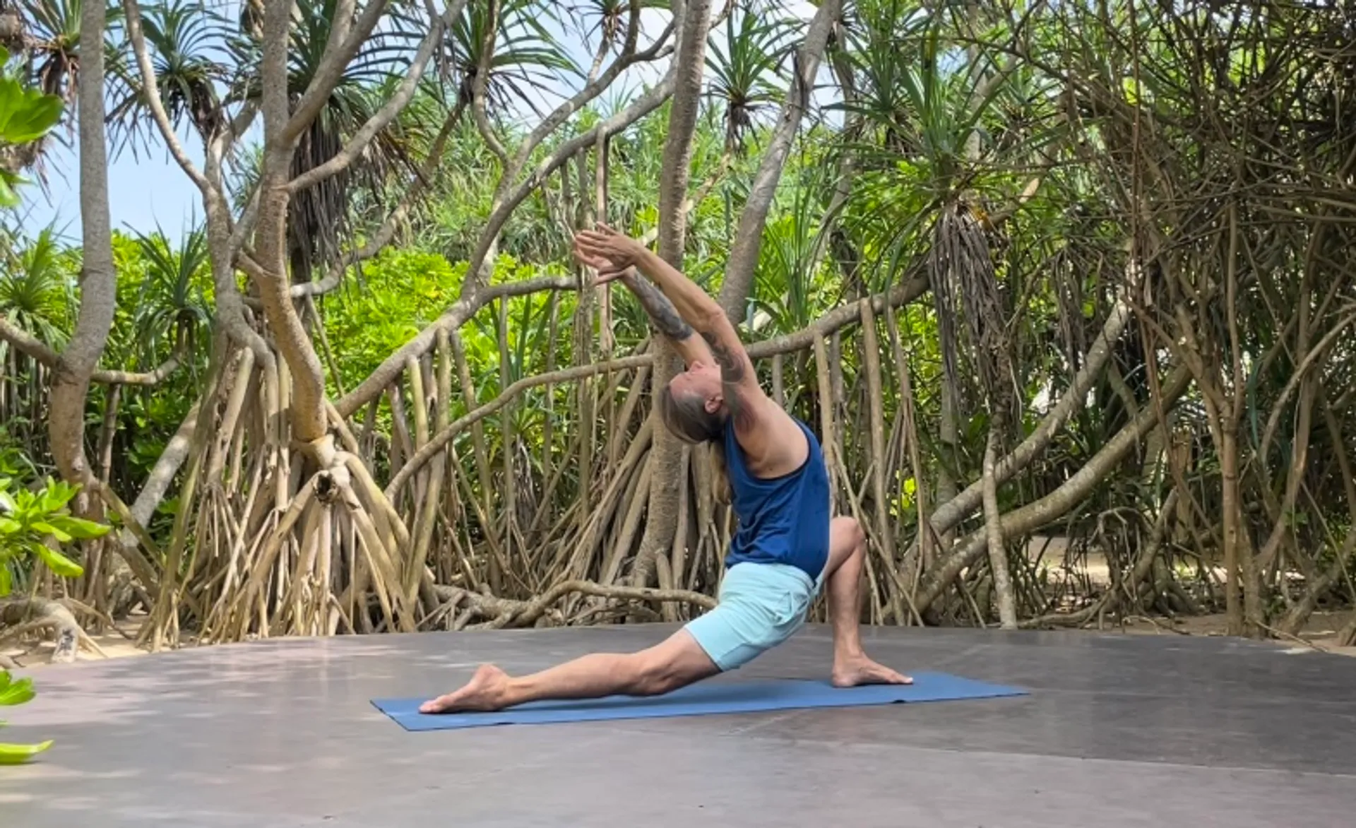 Finde deine Mitte: Yoga, Meditation und Natur am Strand