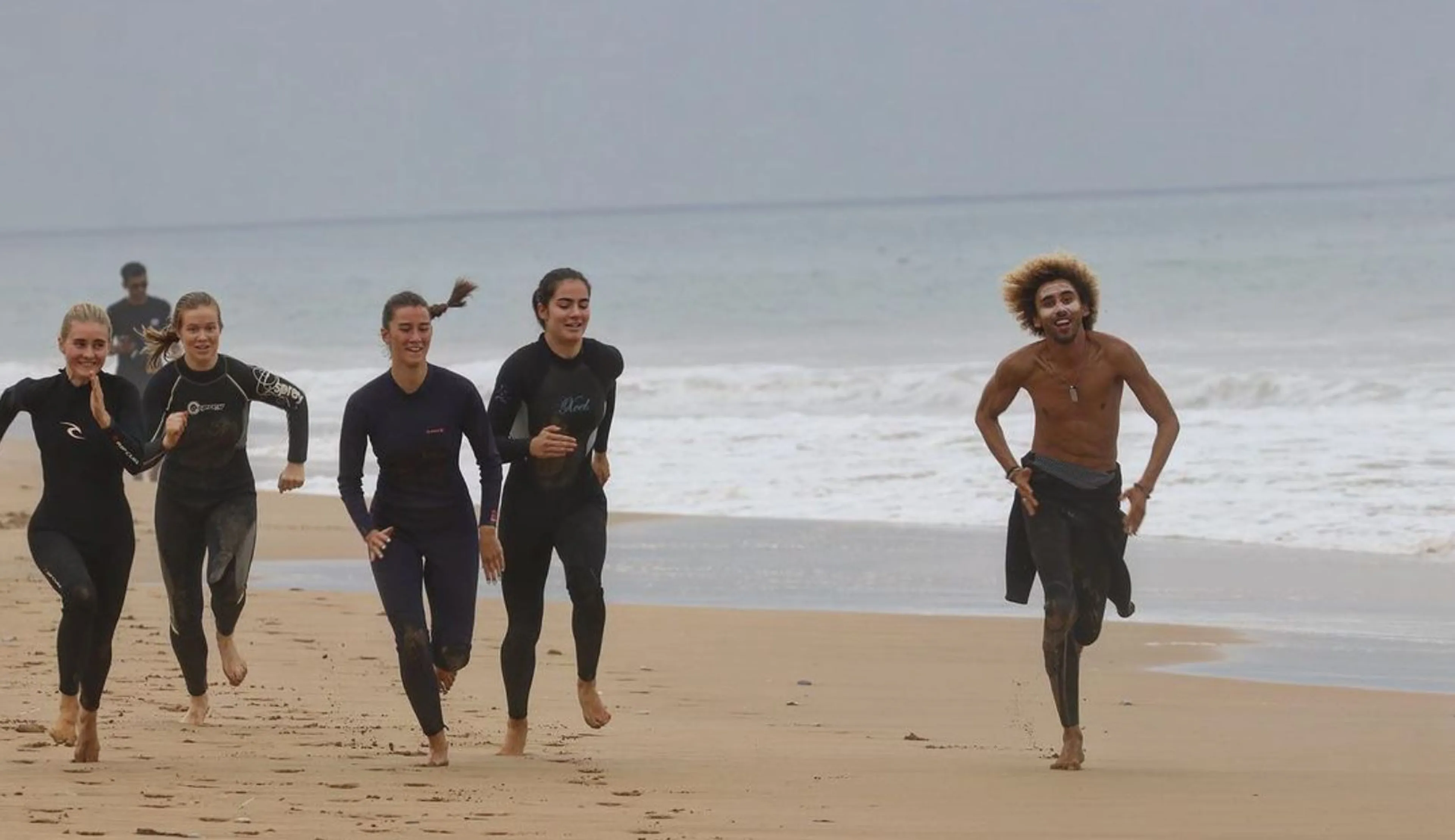Beginner-Surfcamp im Surfhostel mit Blick auf den Ozean - 4