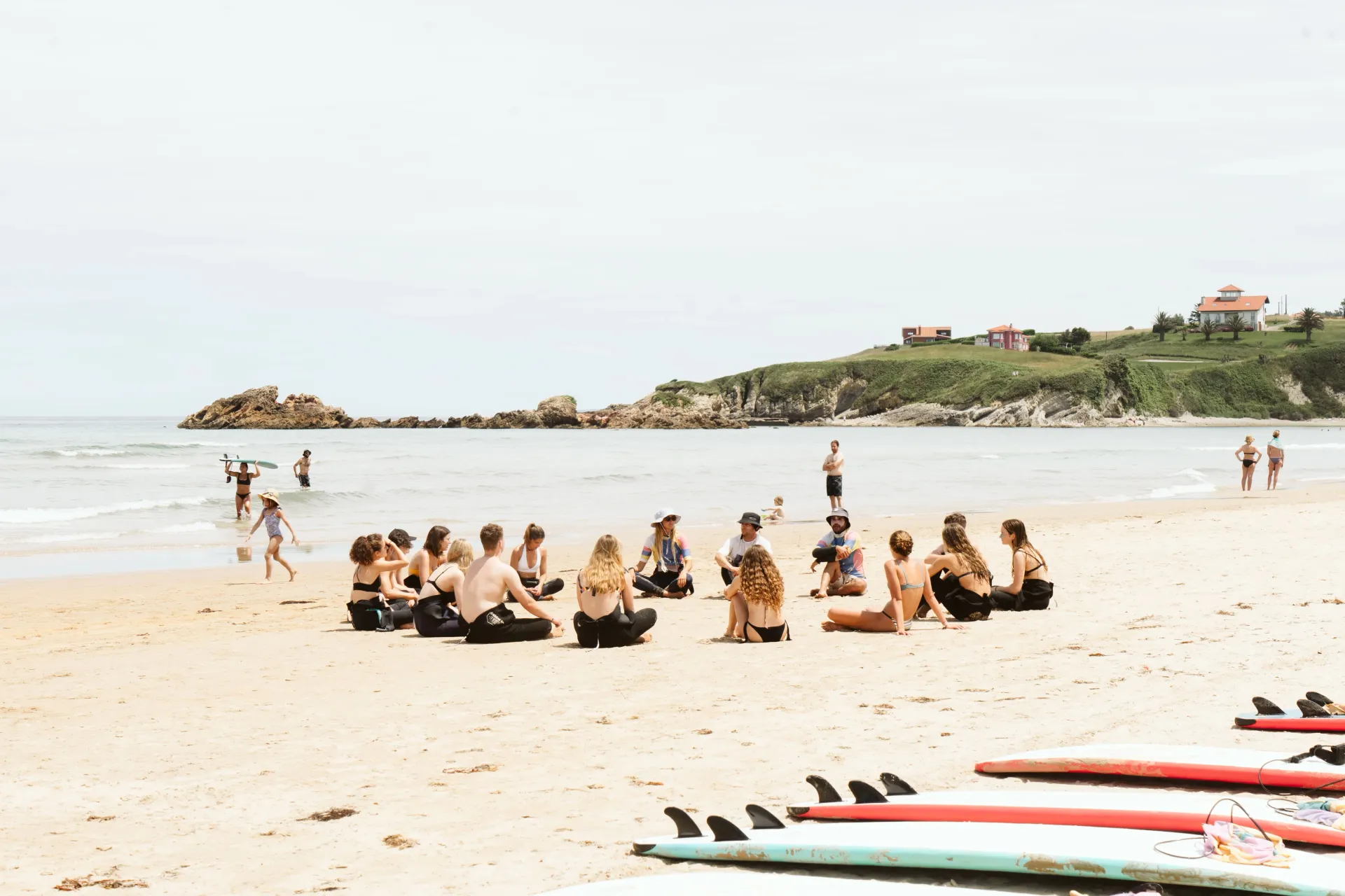 Surfcamp für Schulklassen im Naturpark im wunderschönen Kantabrien