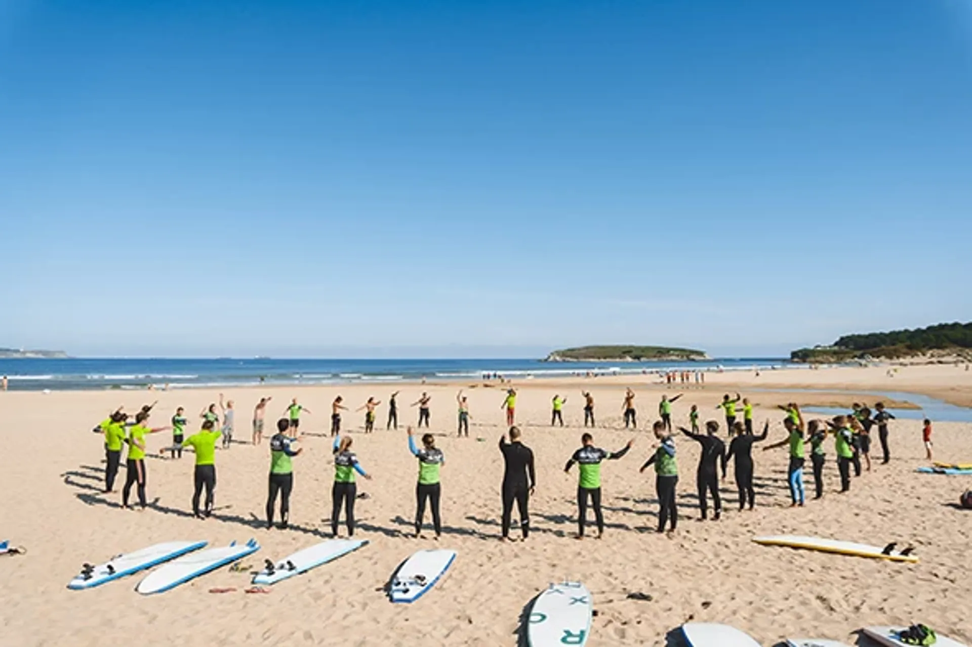 Surfhaus mit Skate Rampe und Volleyballfeld für bis zu 86 Personen