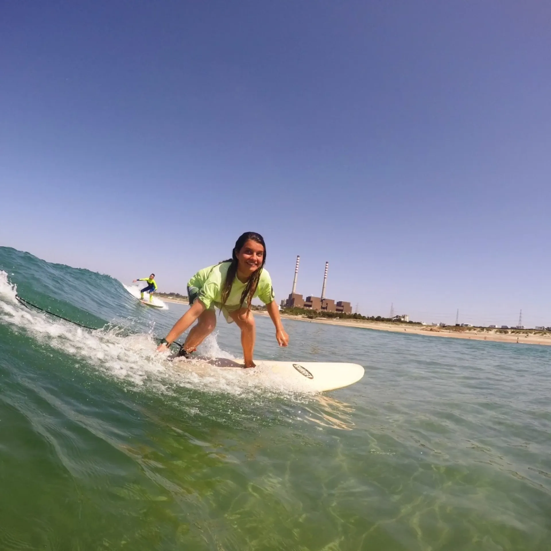 Surfurlaub direkt am Atlantik: Raus aus der Hoteltür, rein ins Meer