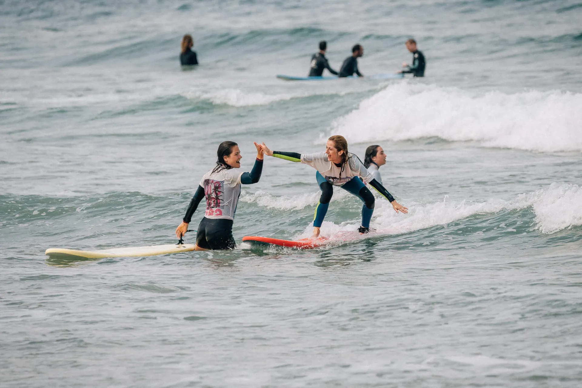 Surfcamp am ewigen Sandstrand: Zelten, Spaß & Wellen für Schulklassen