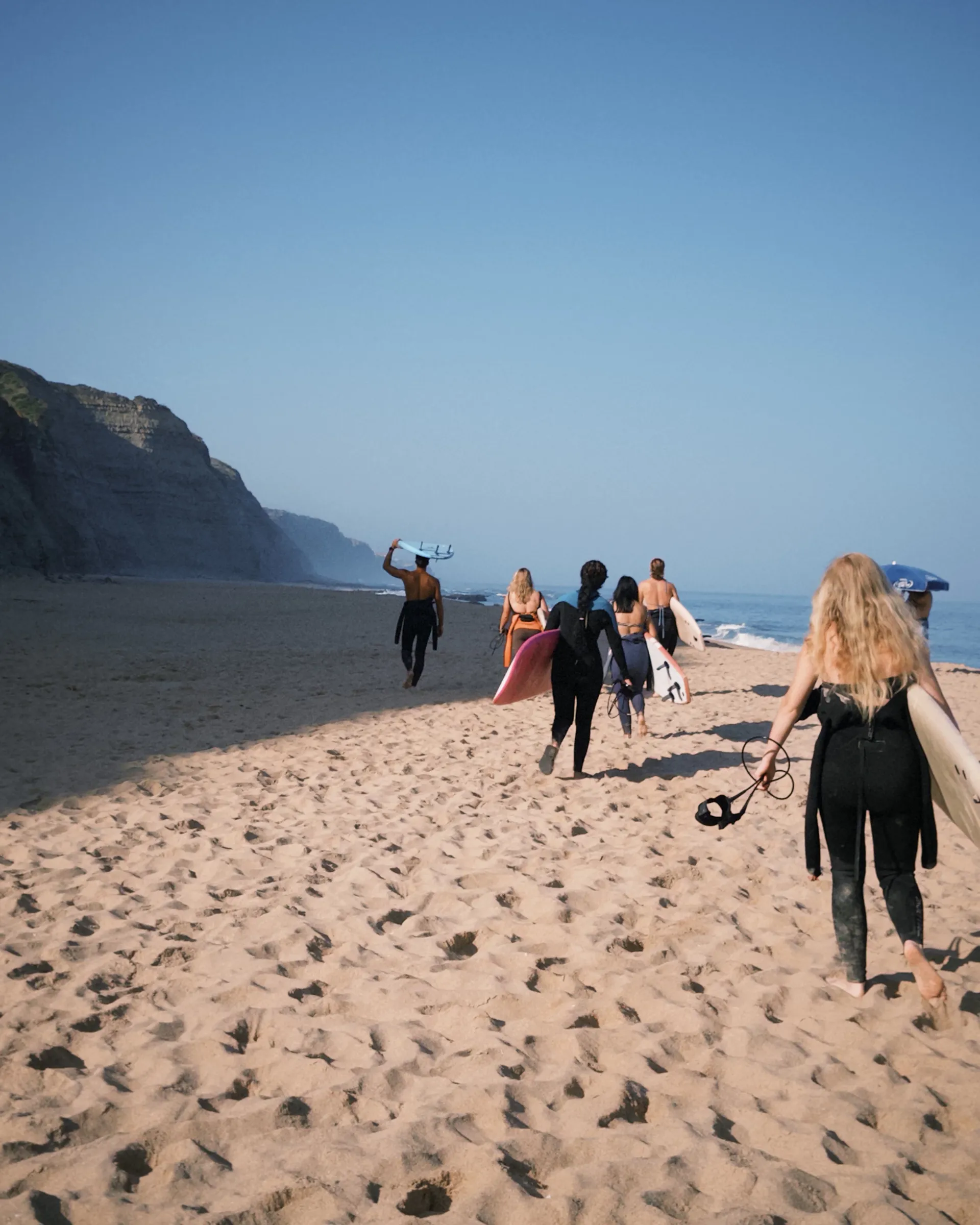 Küsten-Abenteuer am Atlantik: Surfen, Yoga und Bouldern