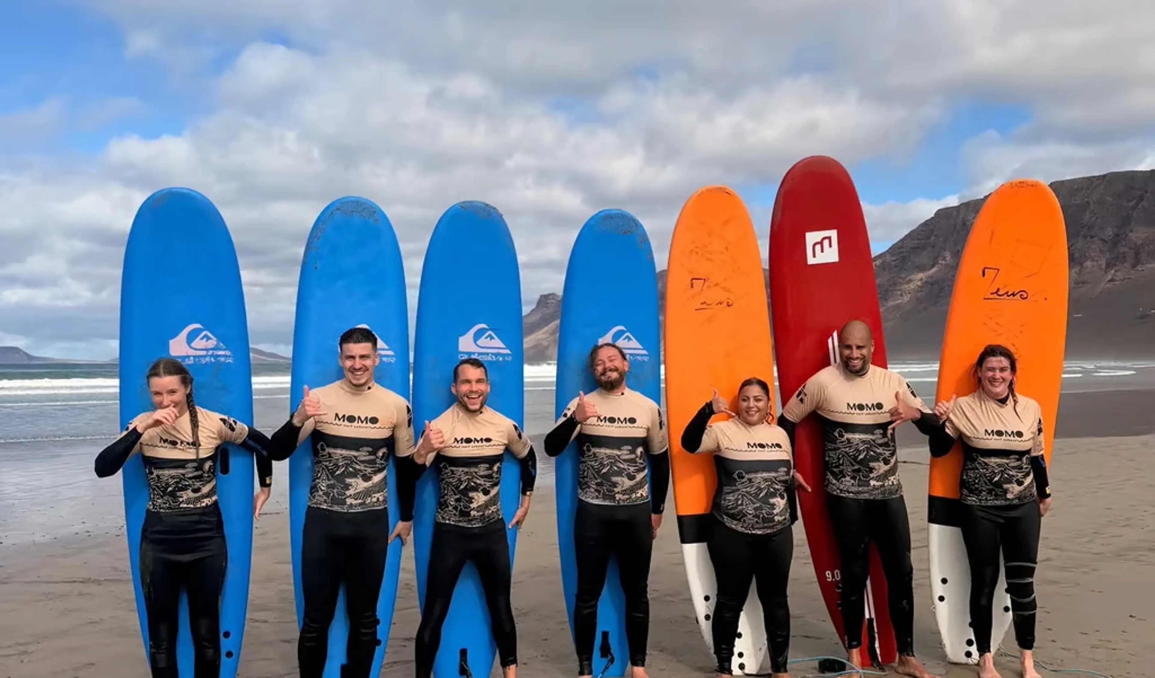 Surfen und Lanzarotes Wellen und Vulkanlandschaft entdecken - image 1