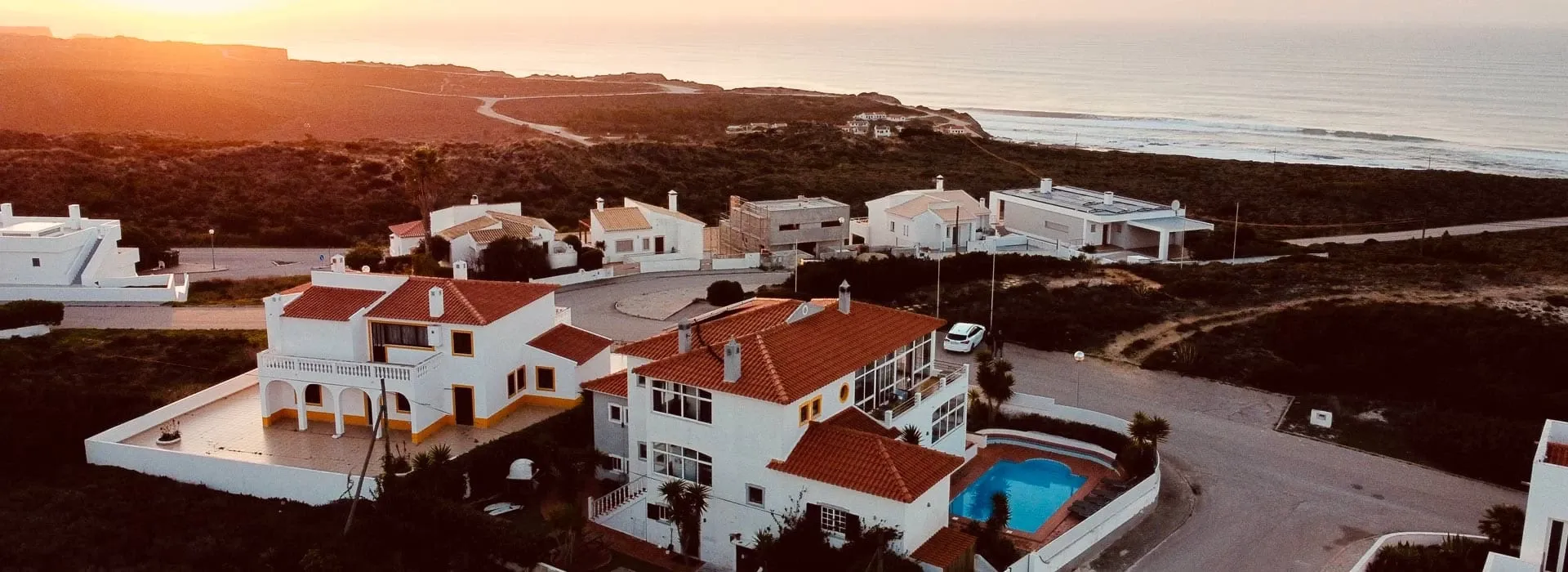 Für 18 - 24 Personen: Surfhaus mit Pool und Meerblick an der Algarve