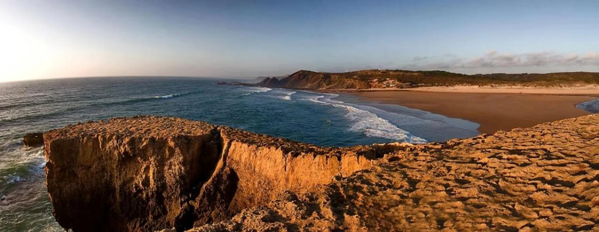 Surfcamp an der Algarve: Entspannte Atmosphäre &  jede Menge Spaß - 4