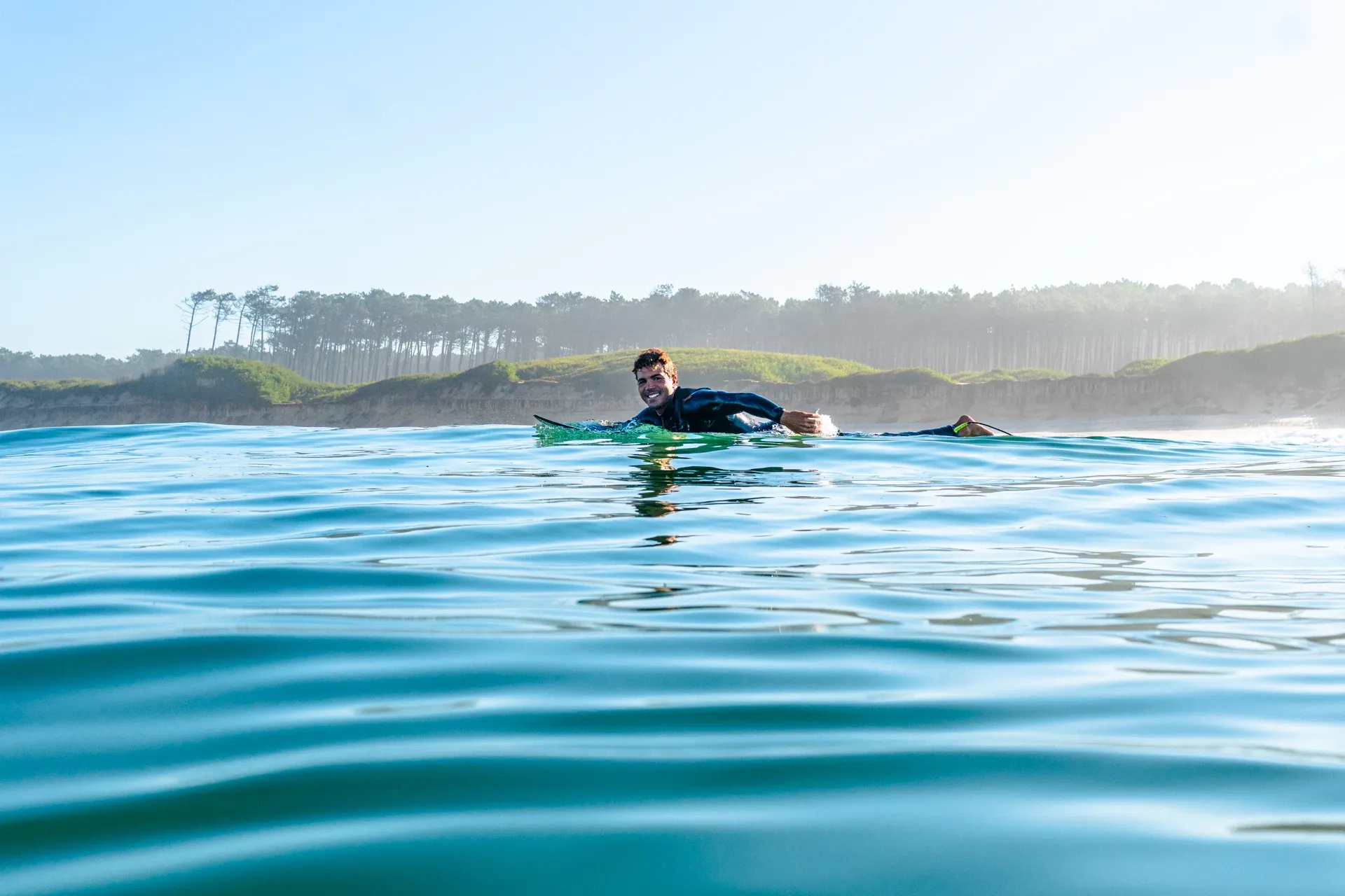 Eco Surf Camp im Pininenwald: Schuhe aus und ab in die Wellen