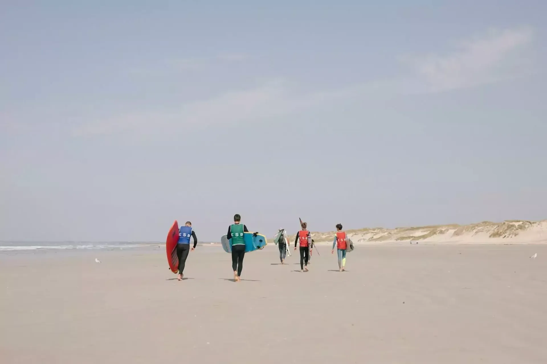 Surfcamp in der Bretagne: Zwischen wilden Dünen & frischer Meeresbrise