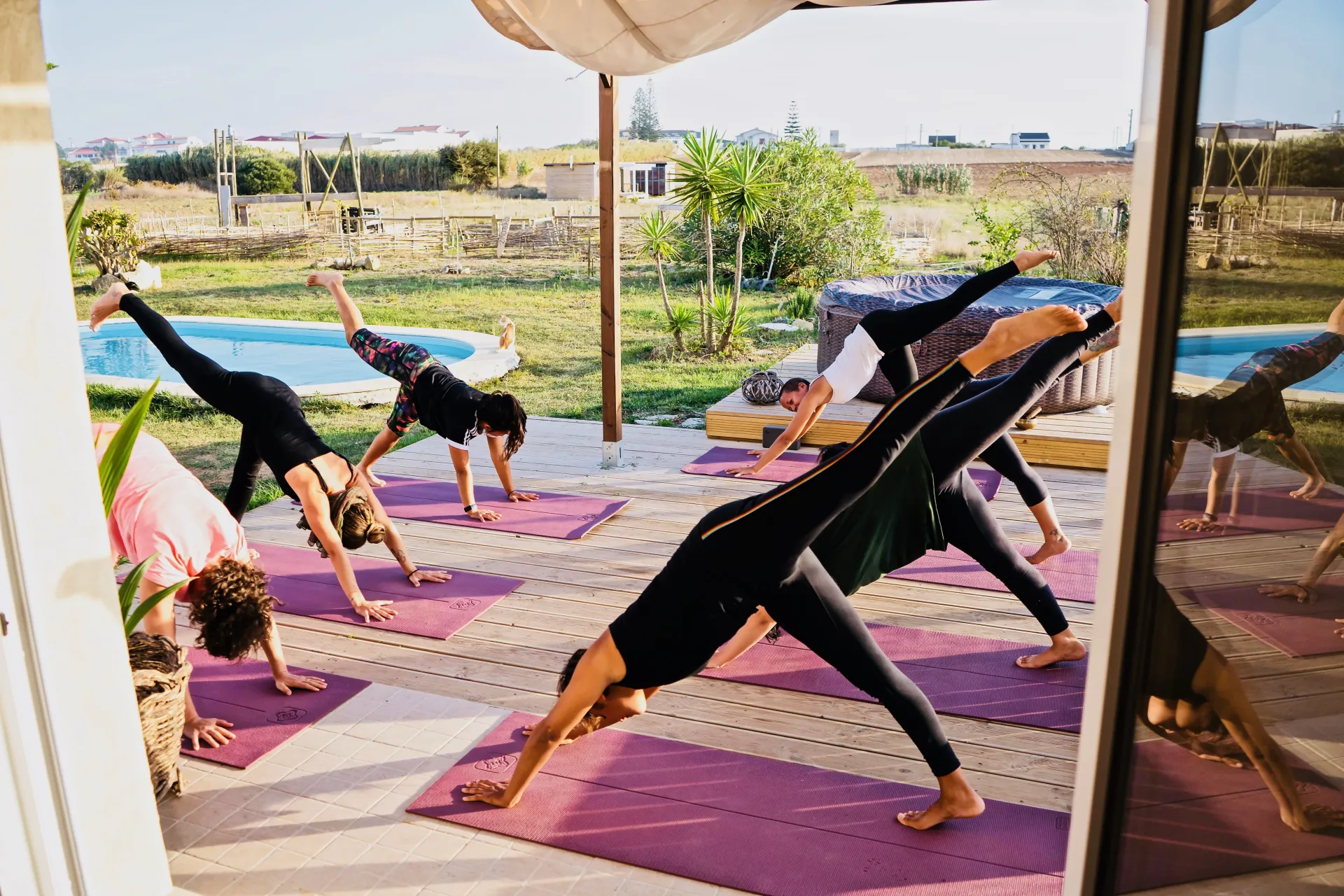 Flow by the Coast: Deine Yoga & Surf Auszeit am Meer
