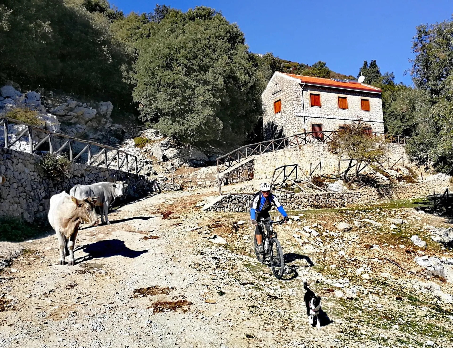 E-Bike und Trekking zwischen Bergen und Meer in Italien