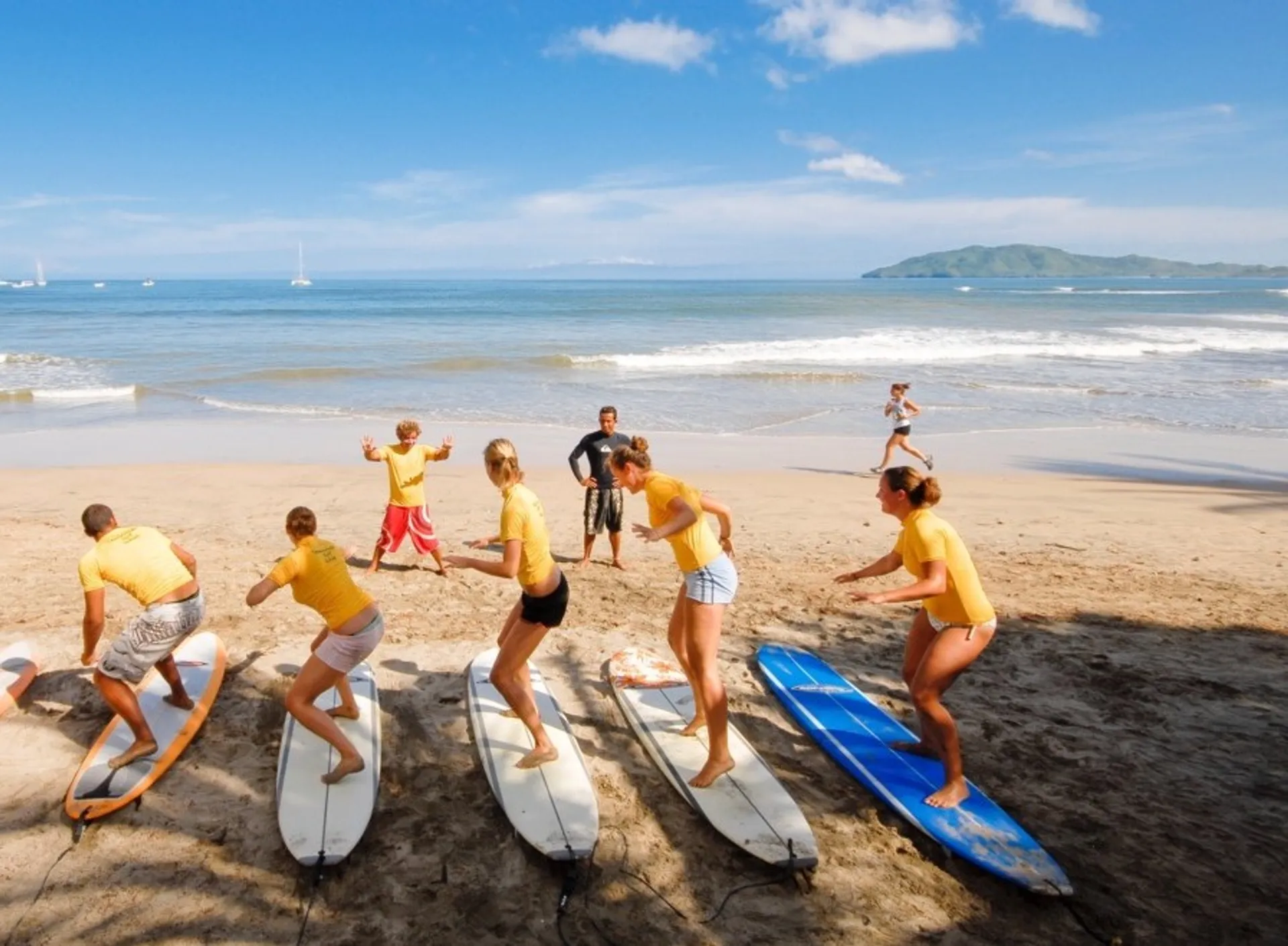 Surfen und Spanisch lernen im lebhaften Tamarindo