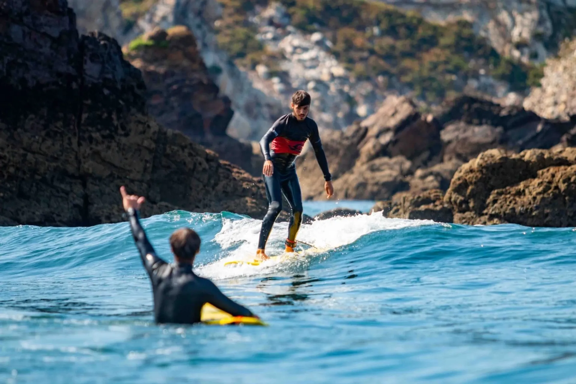 Cozy Surf Vibes: Hostel-Erlebnis an der grünen Küste Spaniens