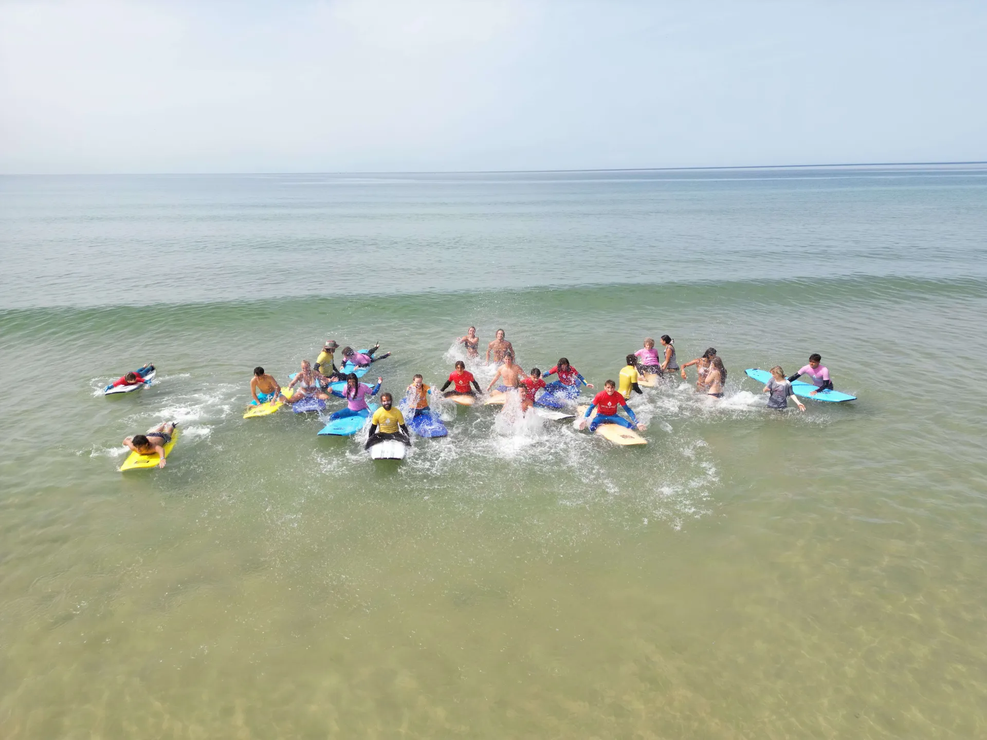 Junior-Surfcamp (13-17 Jahre): Surfen & jede Menge Spaß in Lissabon