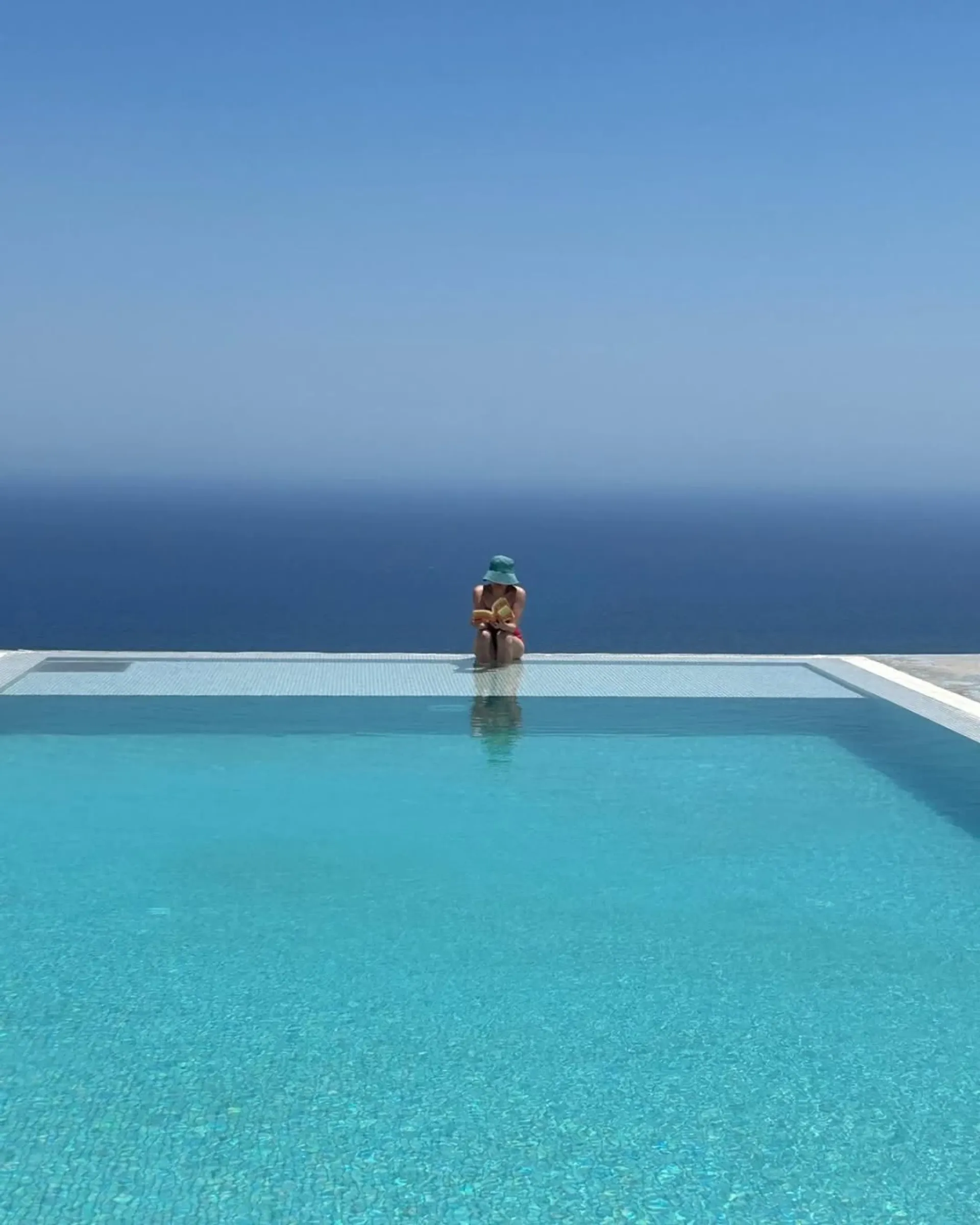 Sonnengrüße auf Santorini: Yoga mit Blick auf die Ägäis - 2