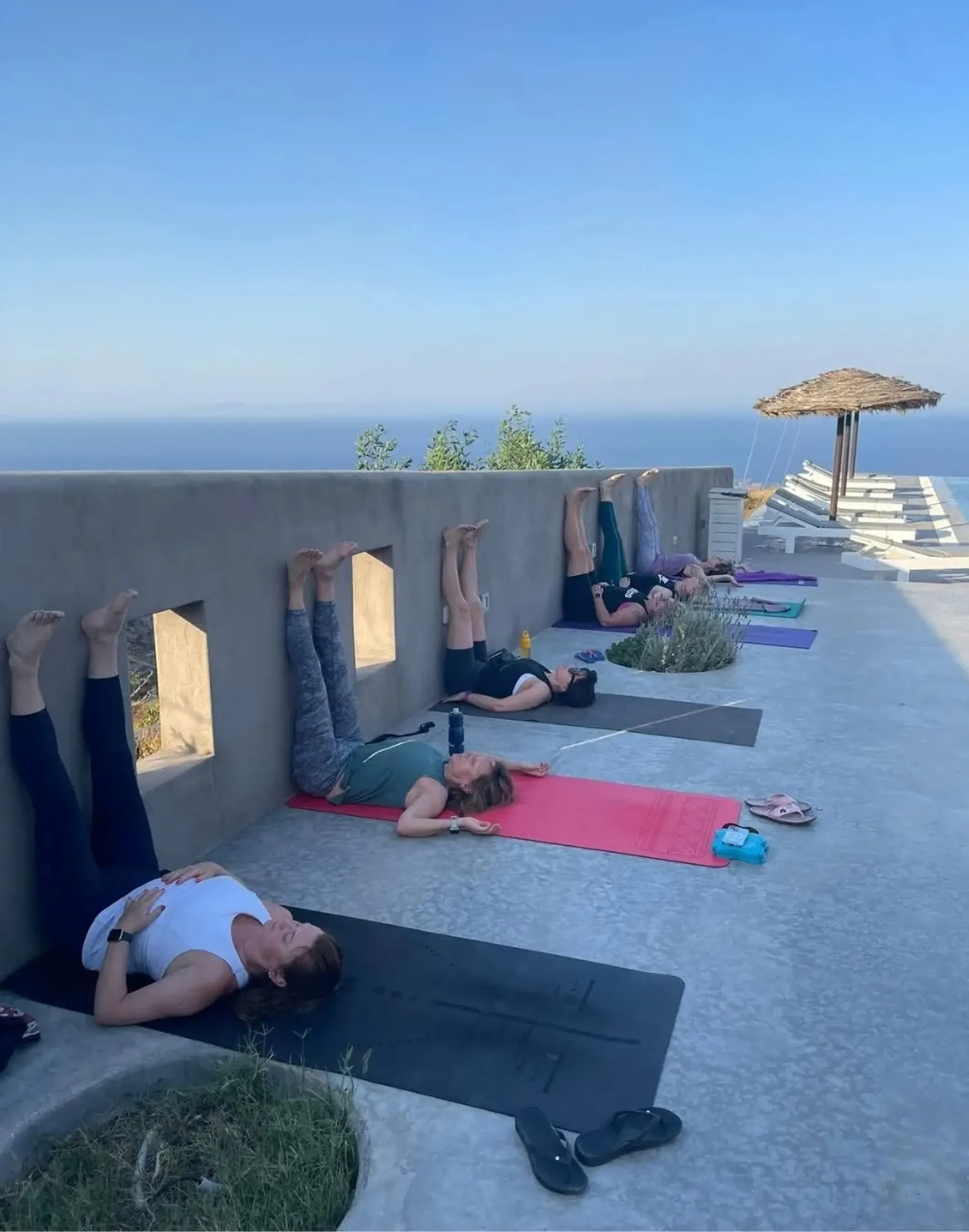 Sonnengrüße auf Santorini: Yoga mit Blick auf die Ägäis