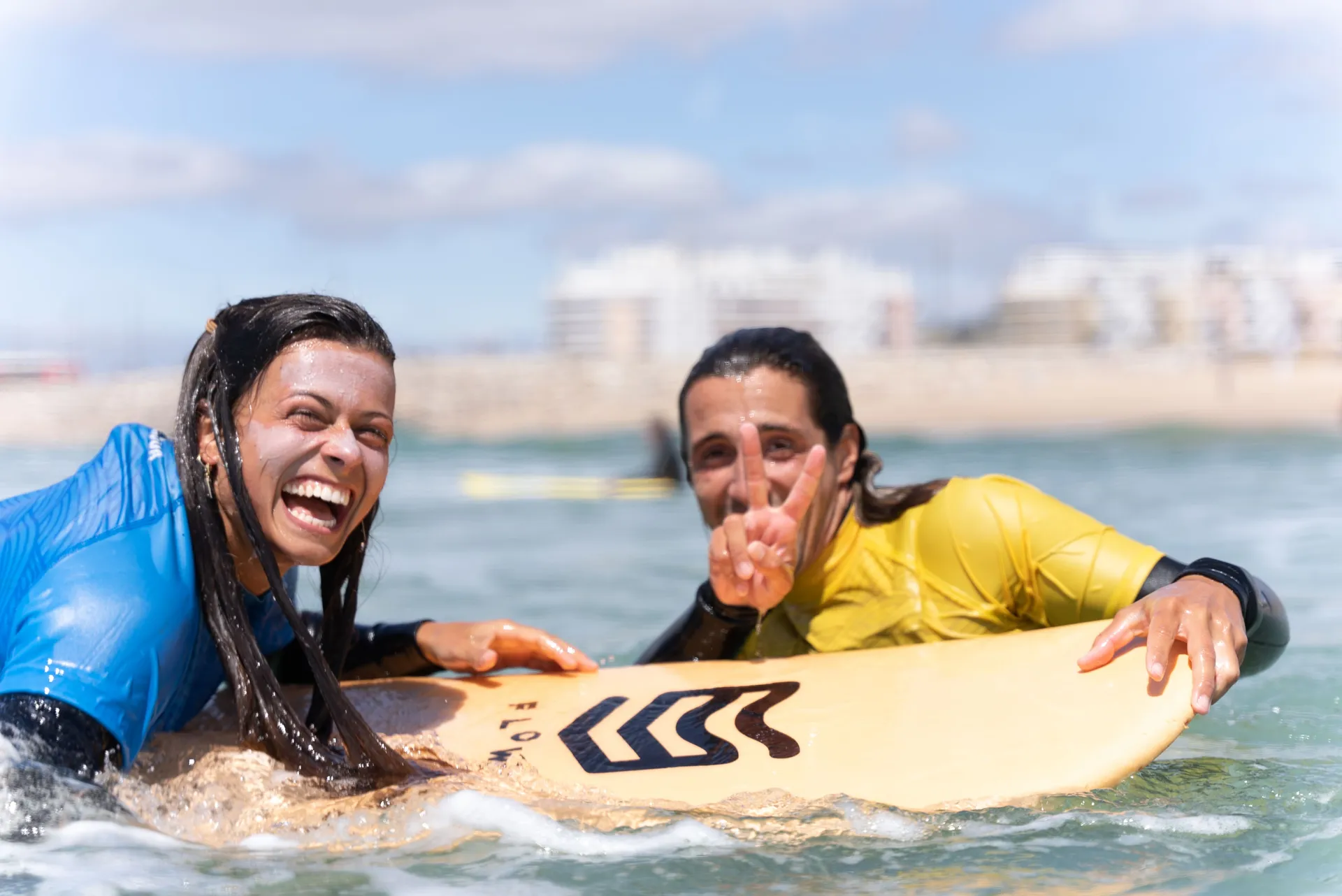 Surfcamp am Strand von Lissabon: Gemeinschaft und einzigartige Vibes