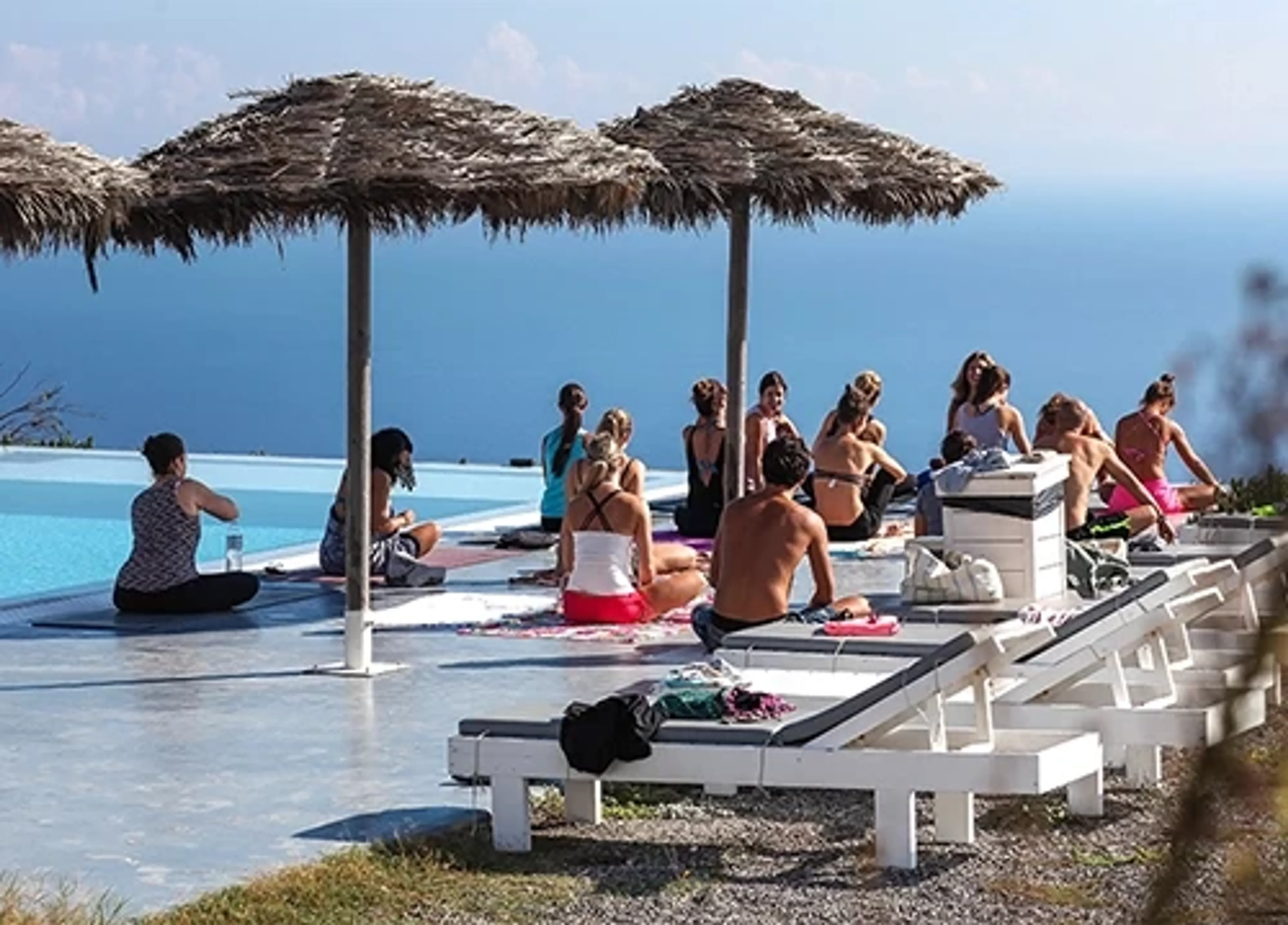 Sonnengrüße auf Santorini: Yoga mit Blick auf die Ägäis - 1