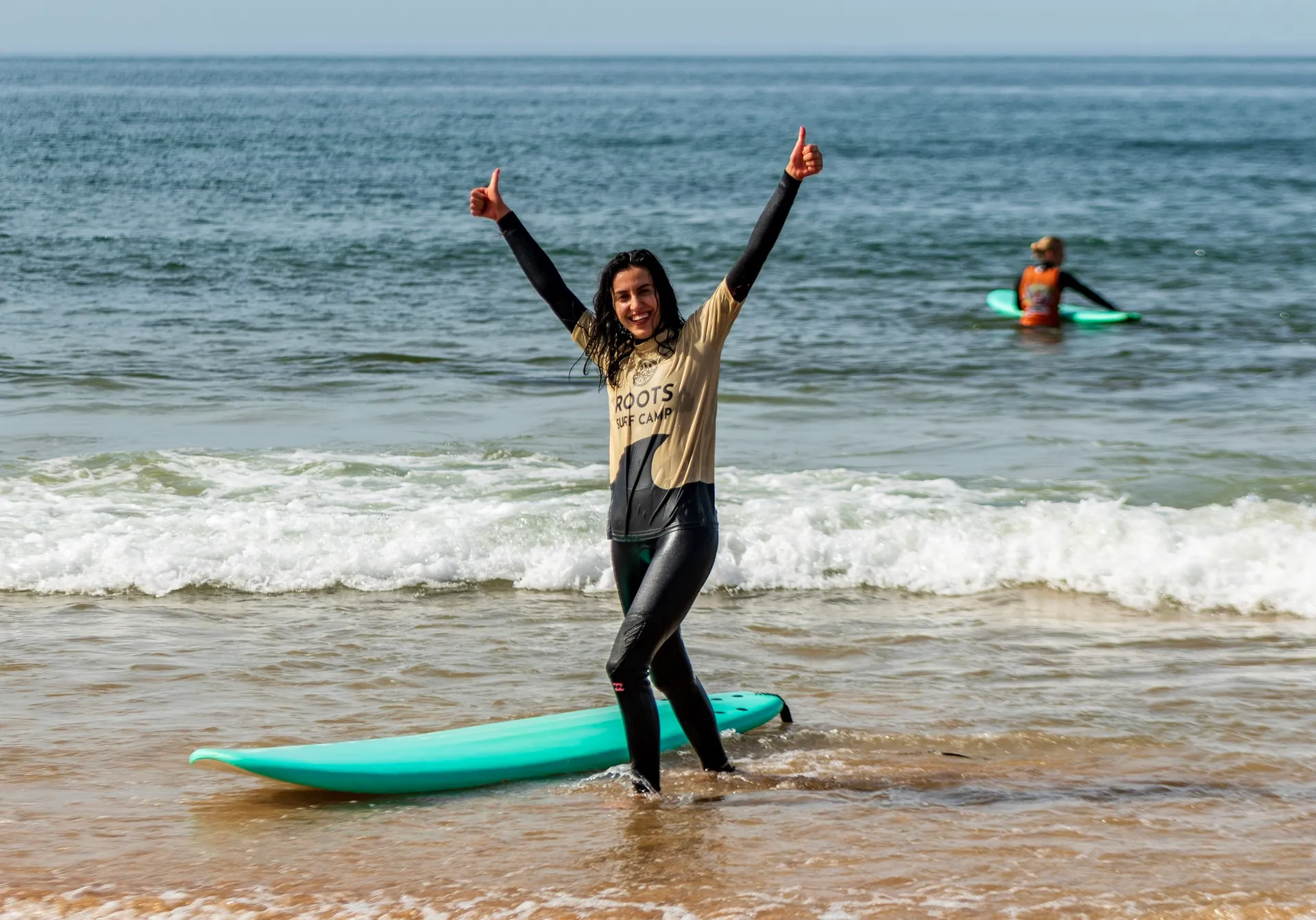 Surfcamp am Strand vor Lissabon: Surfen, Feiern & Gemeinschaft