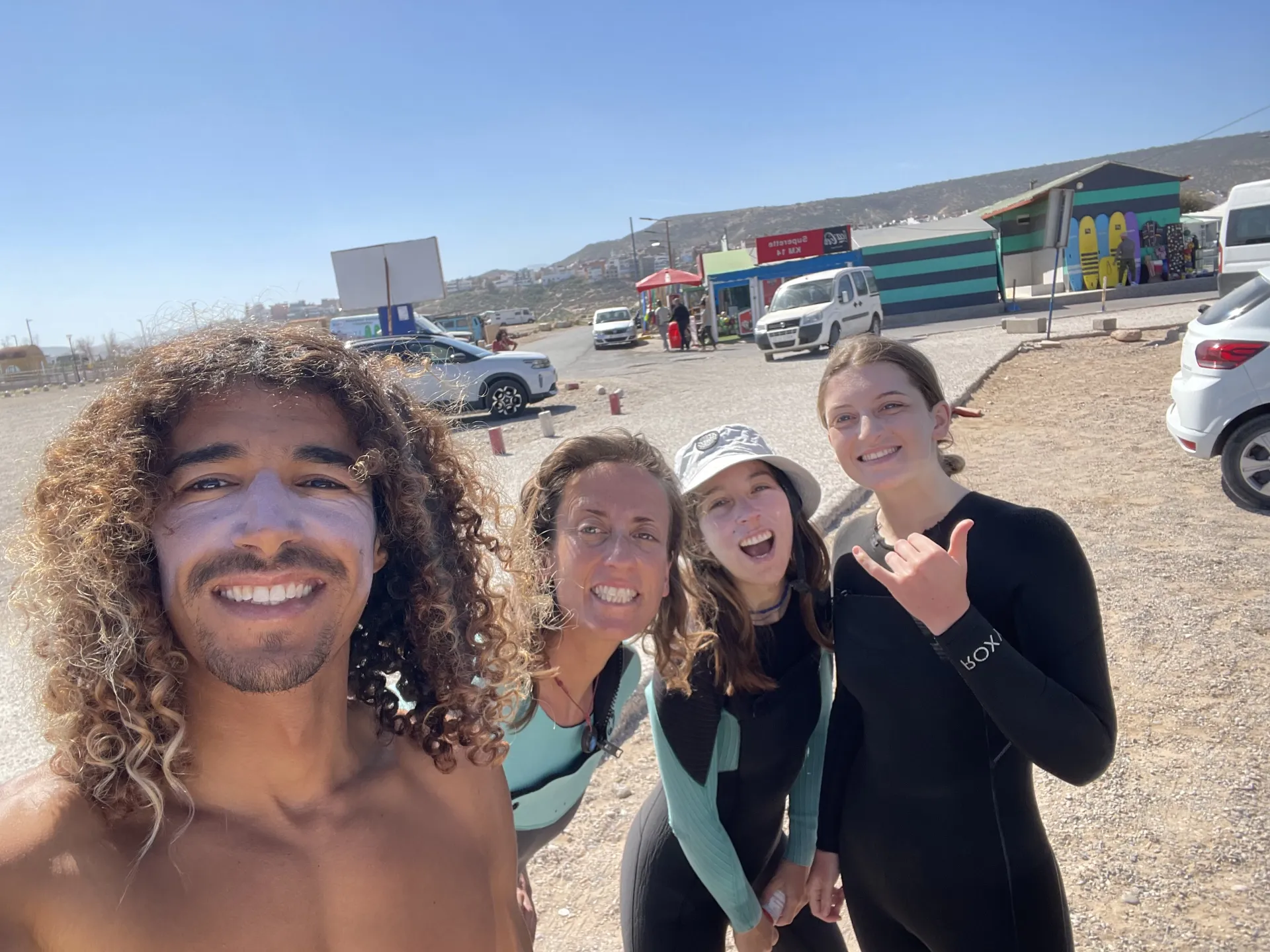 Surf, Sun & Good Vibes: Entdecke die Freude am Surfen und Yoga - 4