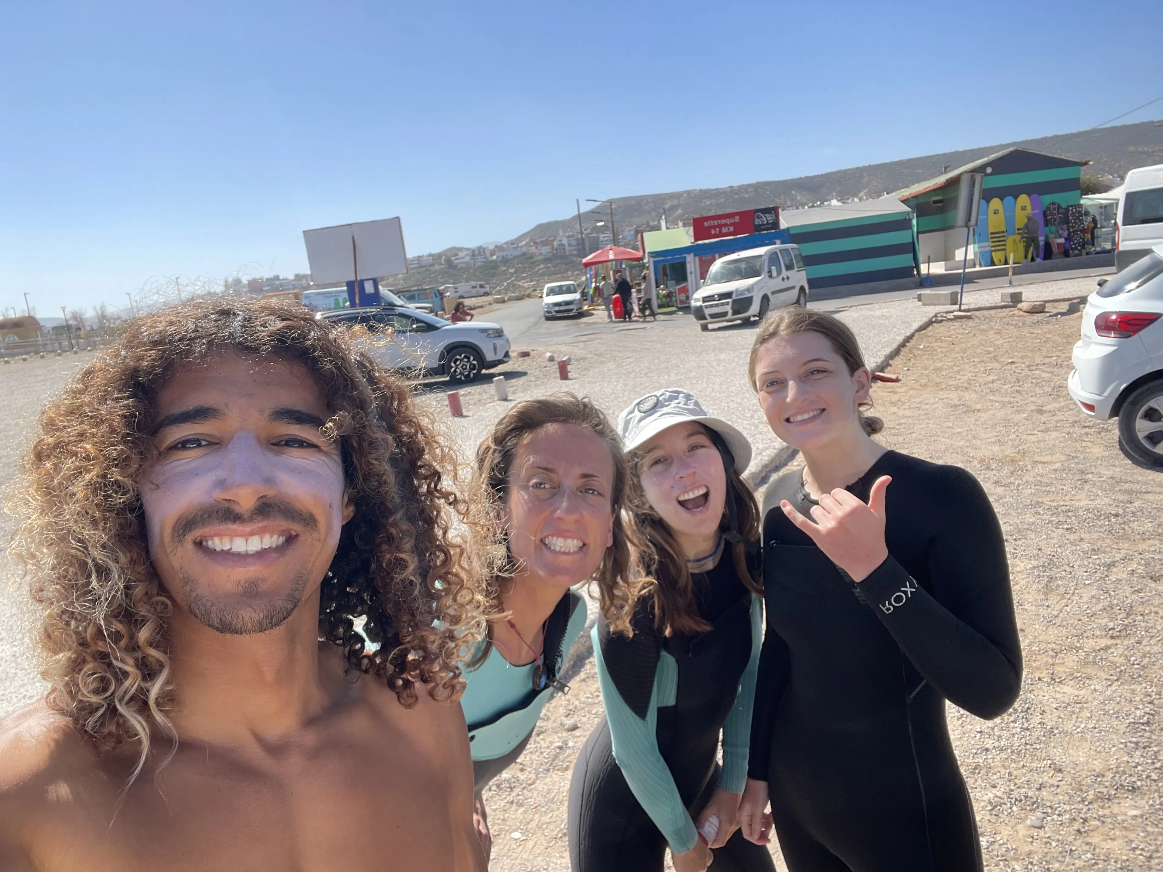 Surf, Sun & Good Vibes: Entdecke die Freude am Surfen und Yoga - 4
