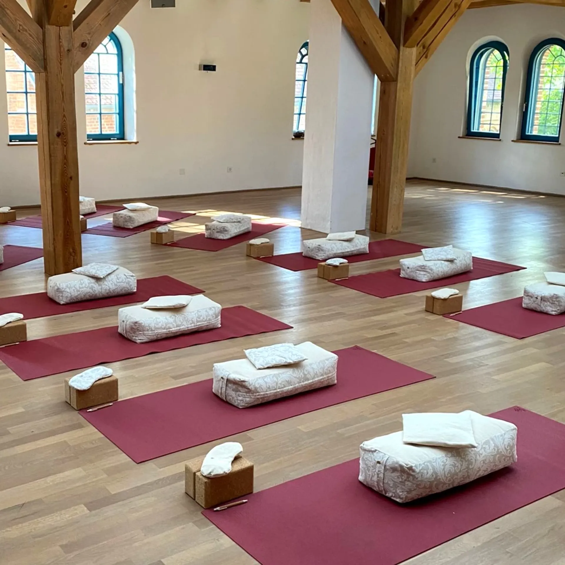 Lächeln des Glücks – Deine Auszeit mit Yoga und Klang - 4