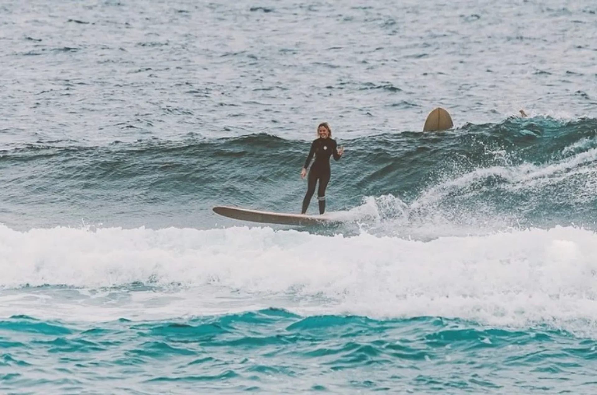 Dein Surf-Abenteuer: Vom ersten Pop-Up zum perfekten Turn